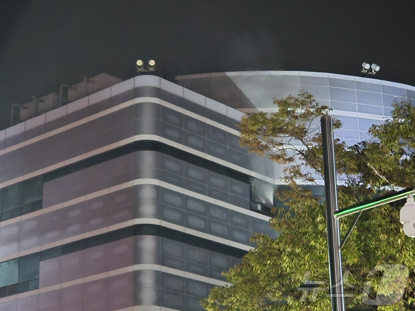 (대전=뉴스1) 김종서 기자 = 26일 오후 8시20분께 대전 유성구 국가정보자원관리원에서 불이 나 소방당국이 진화 작업을 하고 있다.불은 5층 전산실 리튬이온 배터리에서 발생한 …