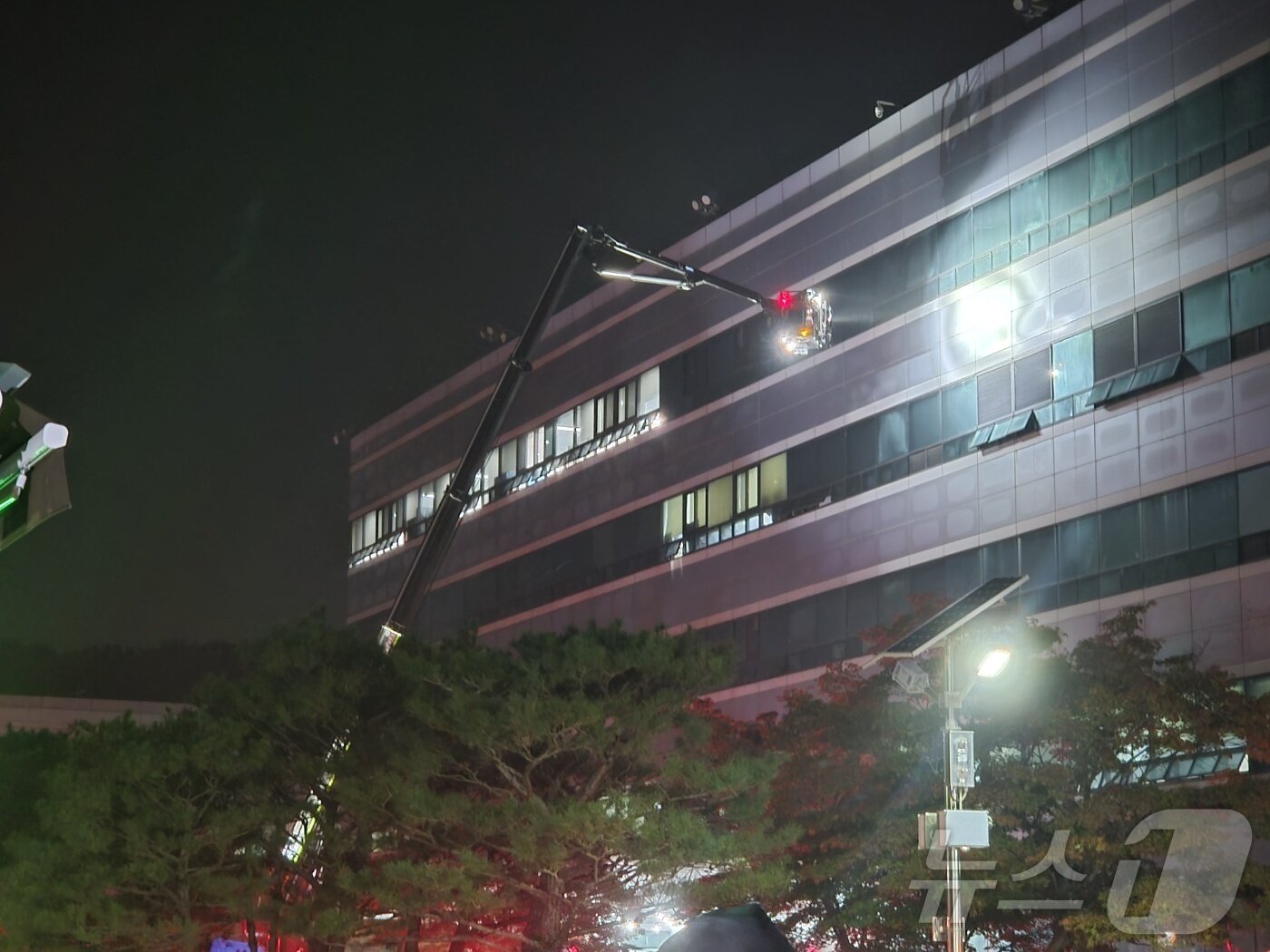 본문 이미지 - 26일 오후 8시20분께 대전 유성구 국가정보자원관리원에서 불이 나 소방당국이 진화 작업을 하고 있다. 2025.9.27/뉴스1 ⓒ News1 김종서 기자