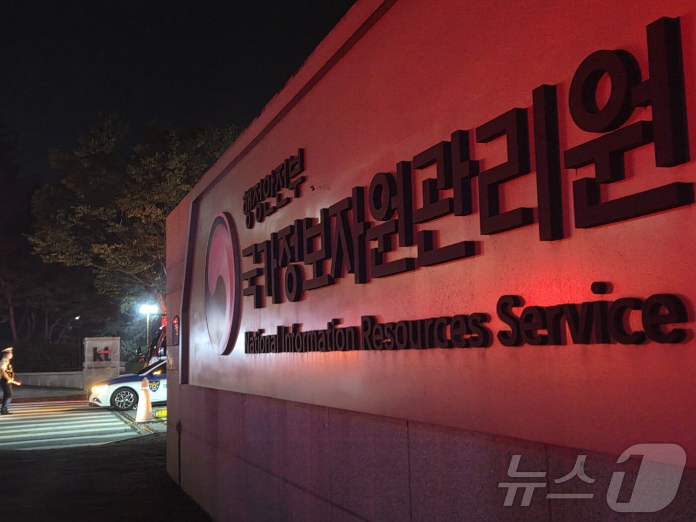 본문 이미지 - 26일 오후 8시20분께 대전 유성구 국가정보자원관리원에서 불이 나 소방당국이 진화 작업을 하고 있다. 2025.9.27/뉴스1 ⓒ News1 김종서 기자