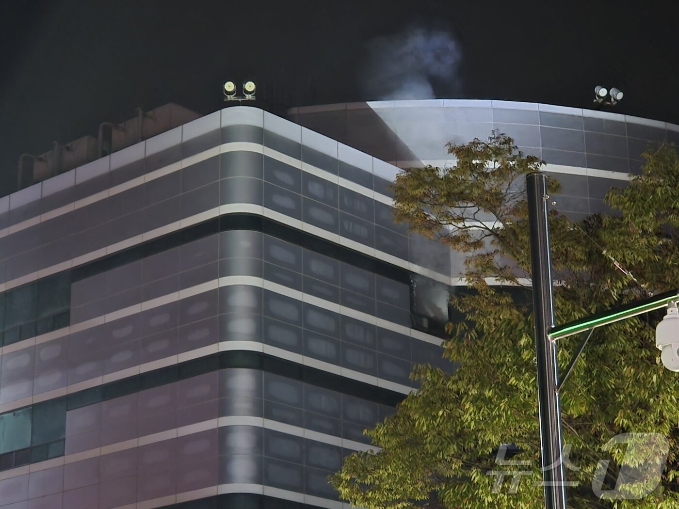 본문 이미지 - 26일 오후 8시20분께 대전 유성구 국가정보자원관리원에서 불이 나 소방당국이 진화 작업을 하고 있다. 불은 5층 전산실 리튬이온 배터리에서 발생한 것으로 추정된다. 정부 전산자원을 통합 관리하는 국가정보자원관리원(국정자원) 화재로 정부 온라인 서비스 70개가 마비됐다. 2025.9.27/뉴스1 ⓒ News1 김종서 기자