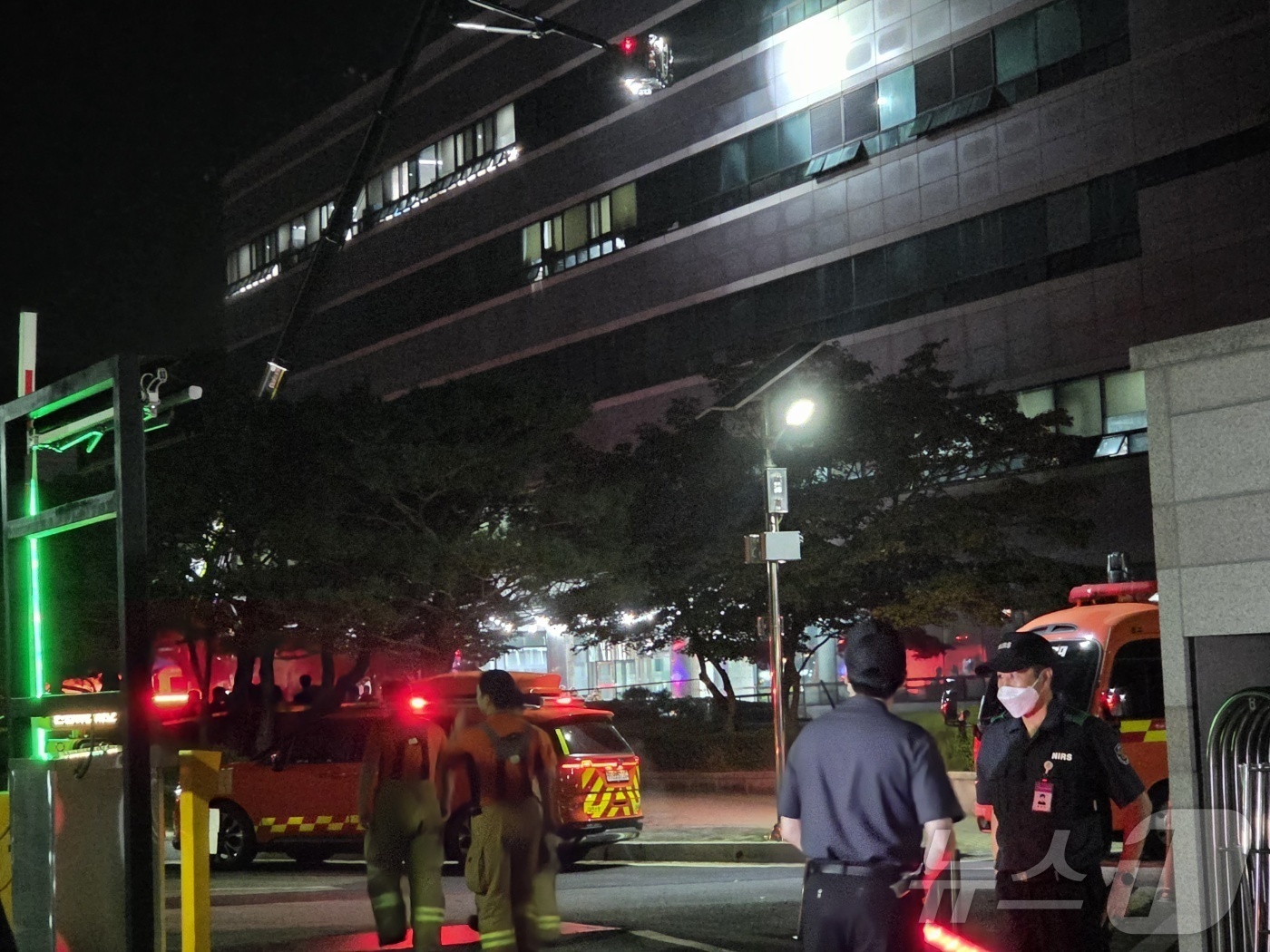 (대전=뉴스1) 김종서 기자 = 26일 오후 8시20분께 대전 유성구 국가정보자원관리원에서 불이 나 소방당국이 진화 작업을 하고 있다.불은 5층 전산실 리튬이온 배터리에서 발생한 …