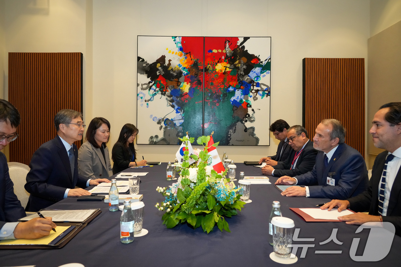 (서울=뉴스1) 임세영 기자 = 조현 외교부 장관이 26일(현지시간) 미국 뉴욕에서 열린 제80차 유엔총회 고위급 회기에 참석한 계기에 엘메르 쉬알레르(Elmer Schialer) …