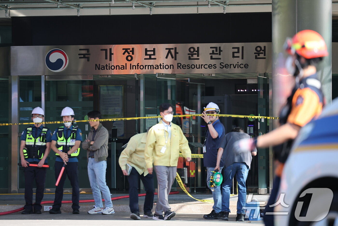 본문 이미지 - 27일 오전 대전 유성구 국가정보자원관리원 화재현장에서 소방당국 관계자들이 이동하고 있다. 2025.9.27/뉴스1 ⓒ News1 김진환 기자