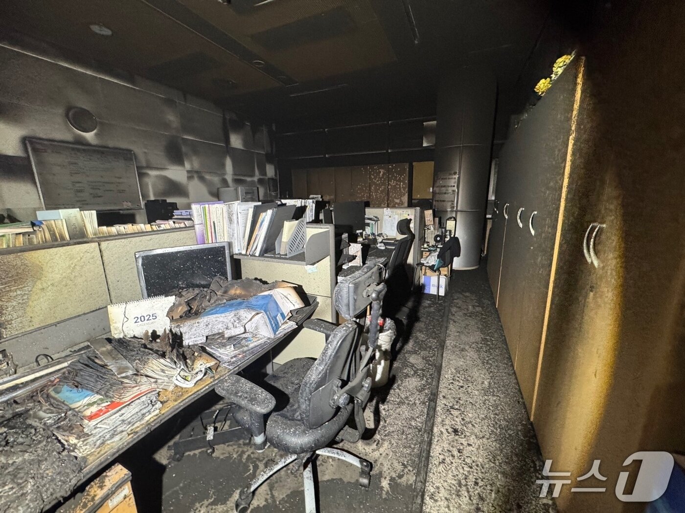 본문 이미지 - 27일 새벽 제주대병원 사무실에서 불이 난 후 진압된 모습.(제주도소방안전본부 제공. 재판매 및 DB 금지)