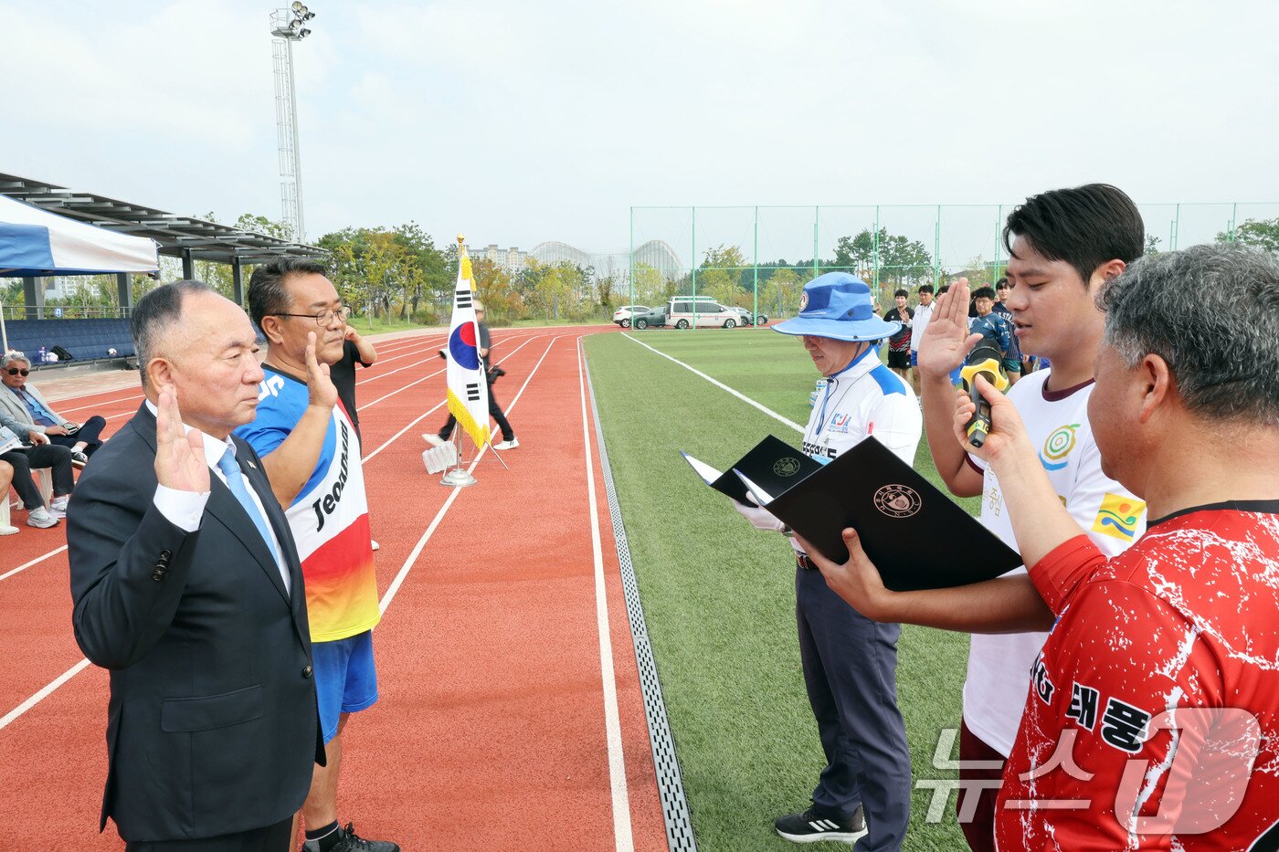 본문 이미지 - 27일 오전 전남 나주시 한국에너지공대 축구장에서 제4회뉴스1배 초청 족구대회 개막식이 열리고 있다. 2025.9.27/뉴스1 ⓒ News1 박지현 기자