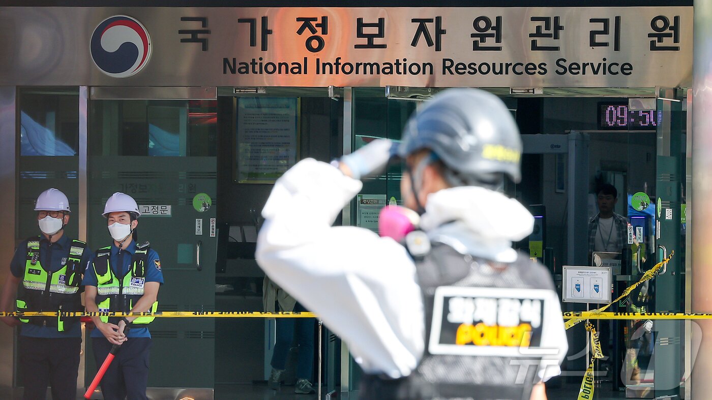 본문 이미지 - 27일 오전 대전 유성구 국가정보자원관리원 화재현장에서 경찰 과학수사대 화재감식 관계자들이 건물 내부로 이동하고 있다.  2025.9.27/뉴스1 ⓒ News1 김진환 기자