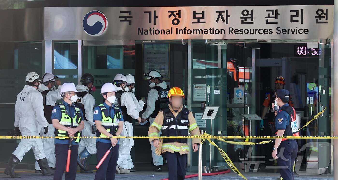 본문 이미지 - 27일 오전 대전 유성구 국가정보자원관리원 화재현장에서 경찰 과학수사대 화재감식 관계자들이 건물 내부로 이동하고 있다. 전산 자원을 통합 관리하는 행정안전부 산하 국가정보자원관리원에서 지난 26일 오후 배터리 교체 작업 중 화재가 발생, 정부 온라인 서비스 70개가 마비됐다. 2025.9.27/뉴스1 ⓒ News1 김진환 기자