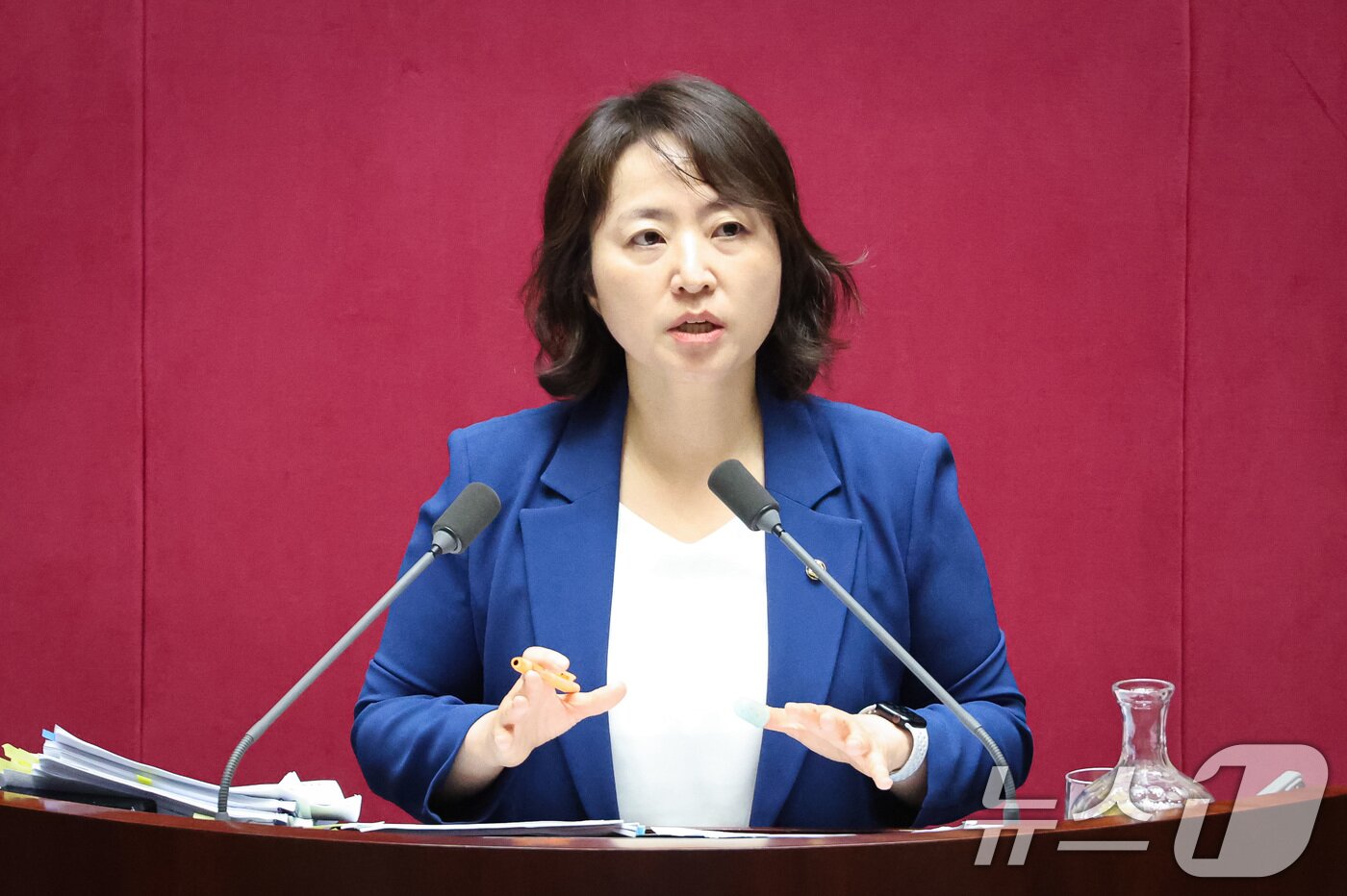 본문 이미지 - 이주희 더불어민주당 의원이 27일 서울 여의도 국회에서 열린 제429회 국회&#40;정기회&#41; 제9차 본회의에서 방송미디어통신위원회의 설치 및 운영에 관한 법률안&#40;대안&#41;에 대한 무제한토론&#40;필리버스터&#41;을 하고 있다. 2025.9.27/뉴스1 ⓒ News1 유승관 기자