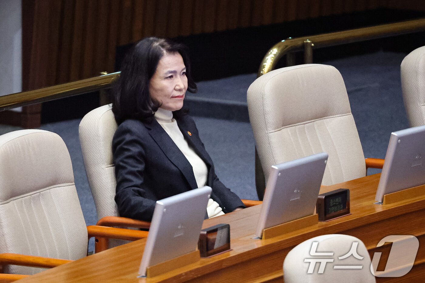 본문 이미지 - 이진숙 방송통신위원장이 27일 서울 여의도 국회에서 열린 제429회 국회&#40;정기회&#41; 제9차 본회의에서 이주희 더불어민주당 의원의 방송미디어통신위원회의 설치 및 운영에 관한 법률안&#40;대안&#41;에 대한 무제한토론&#40;필리버스터&#41;을 지켜보고 있다. 2025.9.27/뉴스1 ⓒ News1 유승관 기자