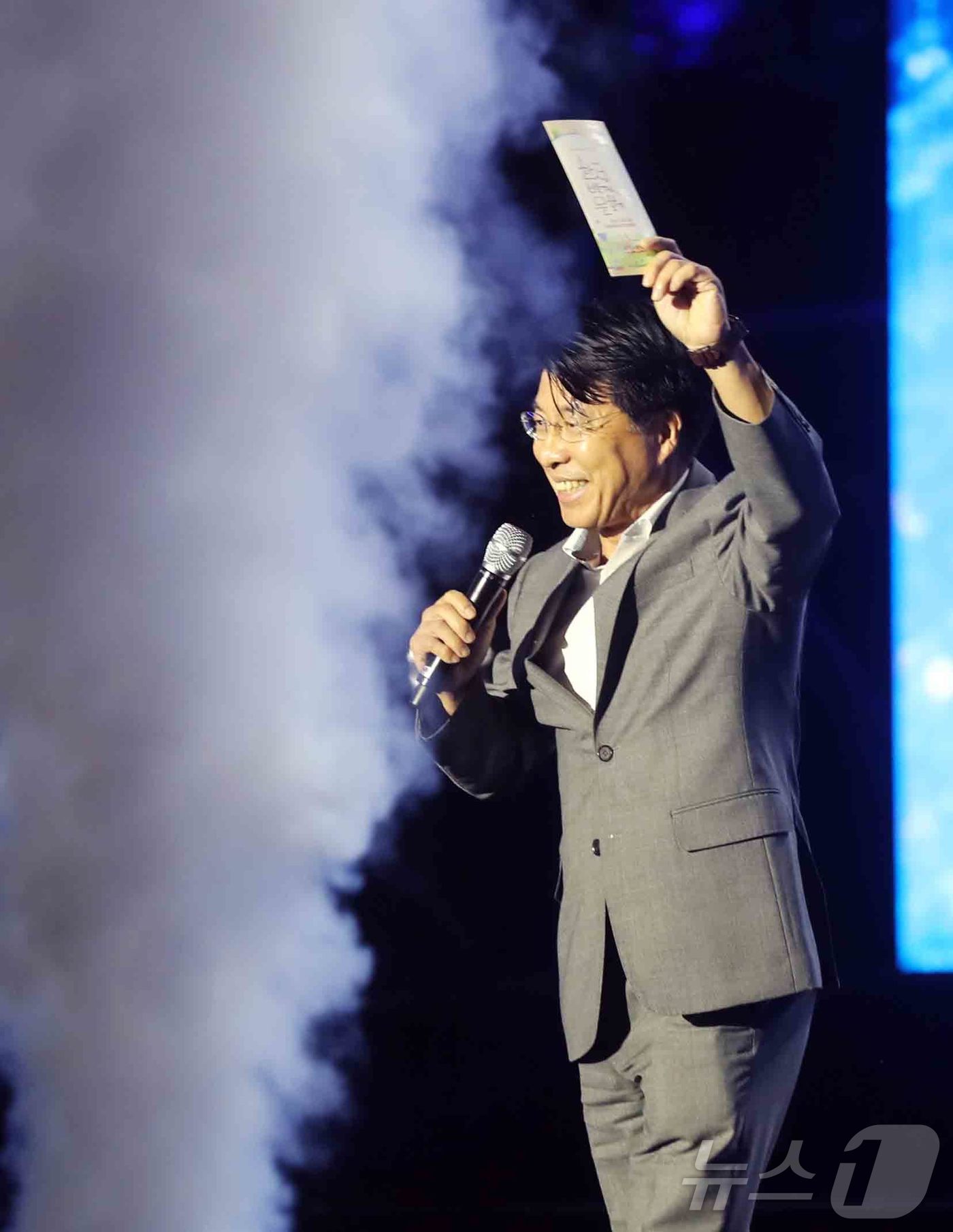 (서울=뉴스1) = 서강석 송파구청장이 지난 26일 서울 송파구 올림픽공원 88잔디마당에서 열린 25회 한성백제문화제에서 축제의 시작을 알리고 있다. (송파구청 제공. 재판매 및 …