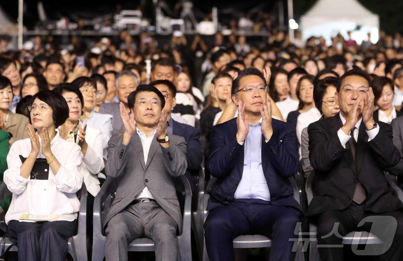 (서울=뉴스1) = 서강석 송파구청장(왼쪽 두번째)이 지난 26일 서울 송파구 올림픽공원 88잔디마당에서 열린 25회 한성백제문화제에서 손뼉을 치고 있다. (송파구청 제공. 재판매 …