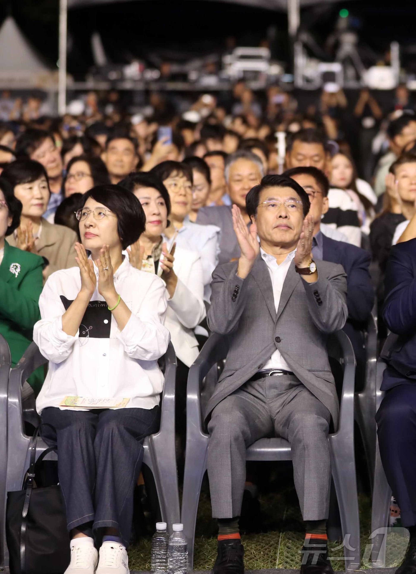 (서울=뉴스1) = 서강석 송파구청장(앞줄 오른쪽)이 지난 26일 서울 송파구 올림픽공원 88잔디마당에서 열린 25회 한성백제문화제에서 손뼉을 치고 있다. (송파구청 제공. 재판매 …