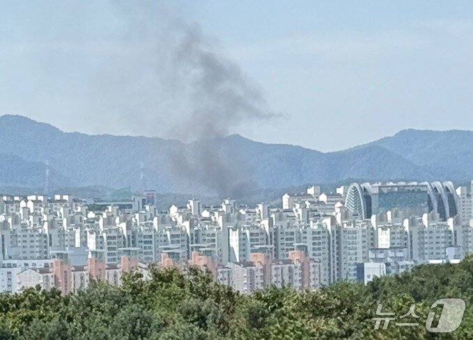 본문 이미지 - 27일 오전 10시 30분쯤 강원 춘천시 퇴계동 소재 퇴계농공단지의 한 건물에서 불이나 소방 당국이 진화에 나서고 있다. &#40;독자 제공. 재판매 및 DB금지&#41; 2025.9.27/뉴스1