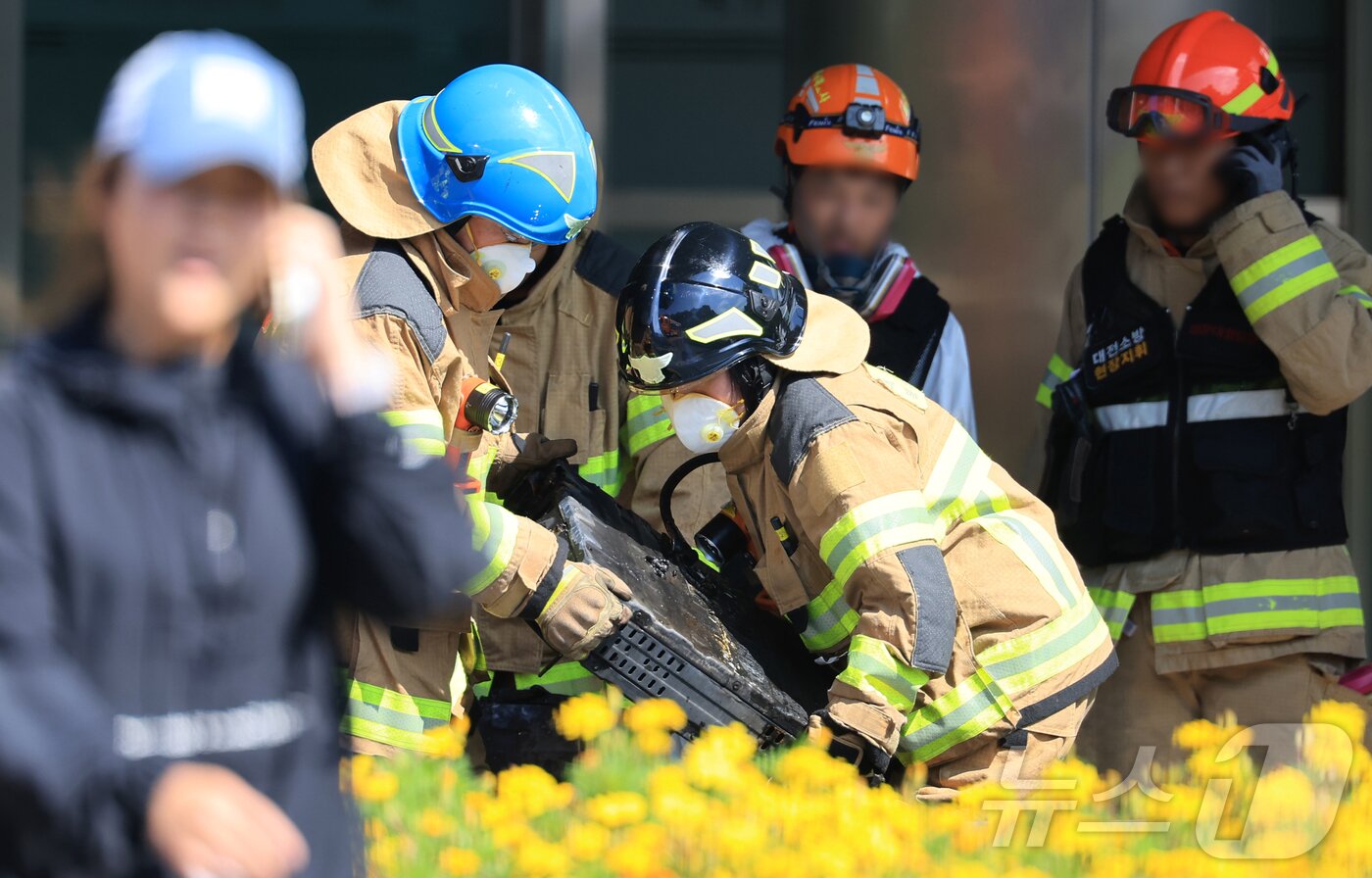 본문 이미지 - 27일 오전 대전 유성구 국가정보자원관리원 화재현장에서 소방당국 관계자들이 폭발한 리튬배터리를 옮기고 있다. 2025.9.27/뉴스1 ⓒ News1 김진환 기자