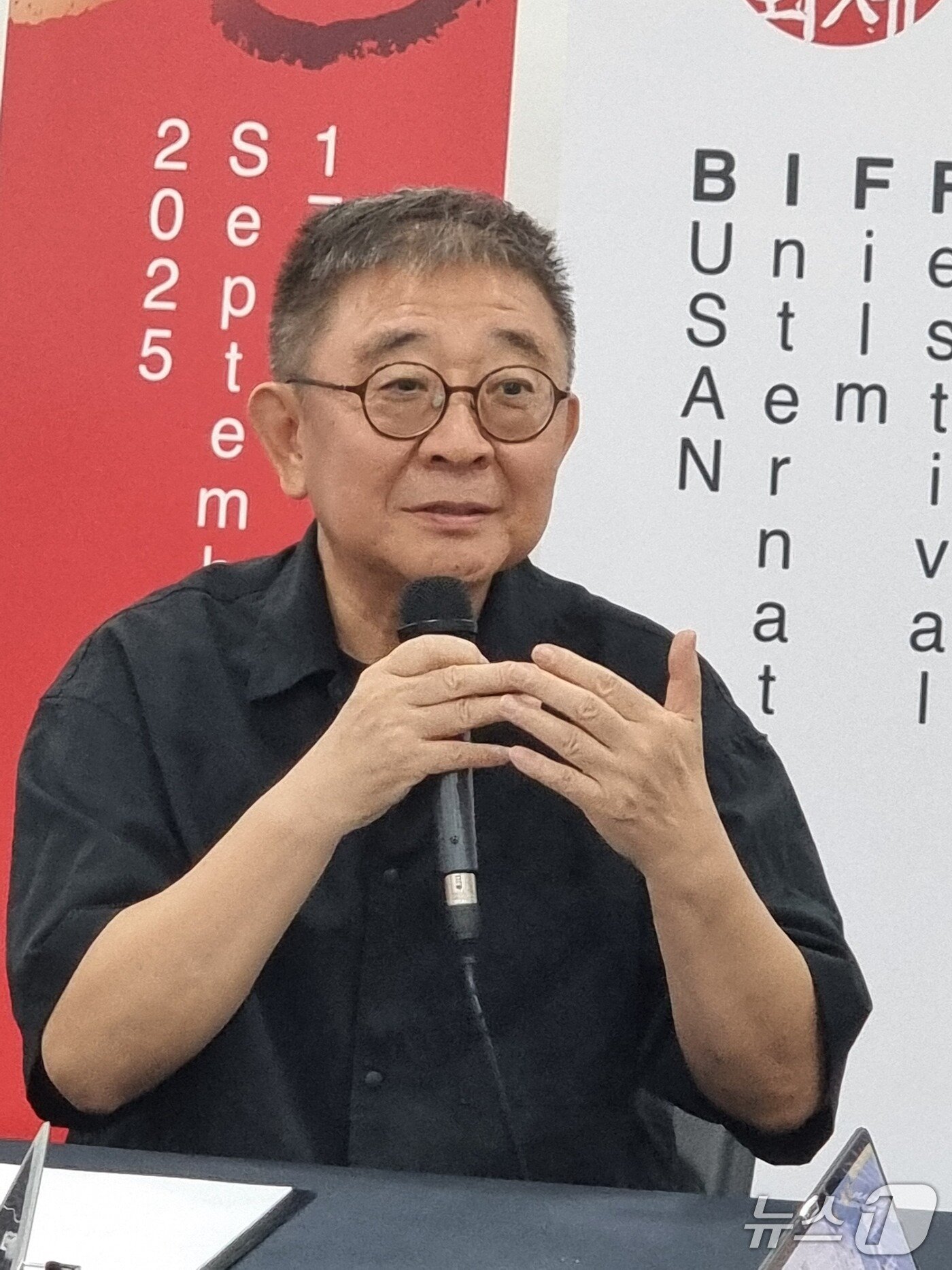 본문 이미지 - 영화 '루오무의 황혼'의 장률 감독이 26일 부산 해운대구 우동 영화의전당에서 열린 제30회 부산국제영화제 폐막식에서 대상을 수상한 뒤 기자들과 인터뷰를 하고 있다.((2025.9.26/뉴스1 ⓒ News1 임순택 기자)