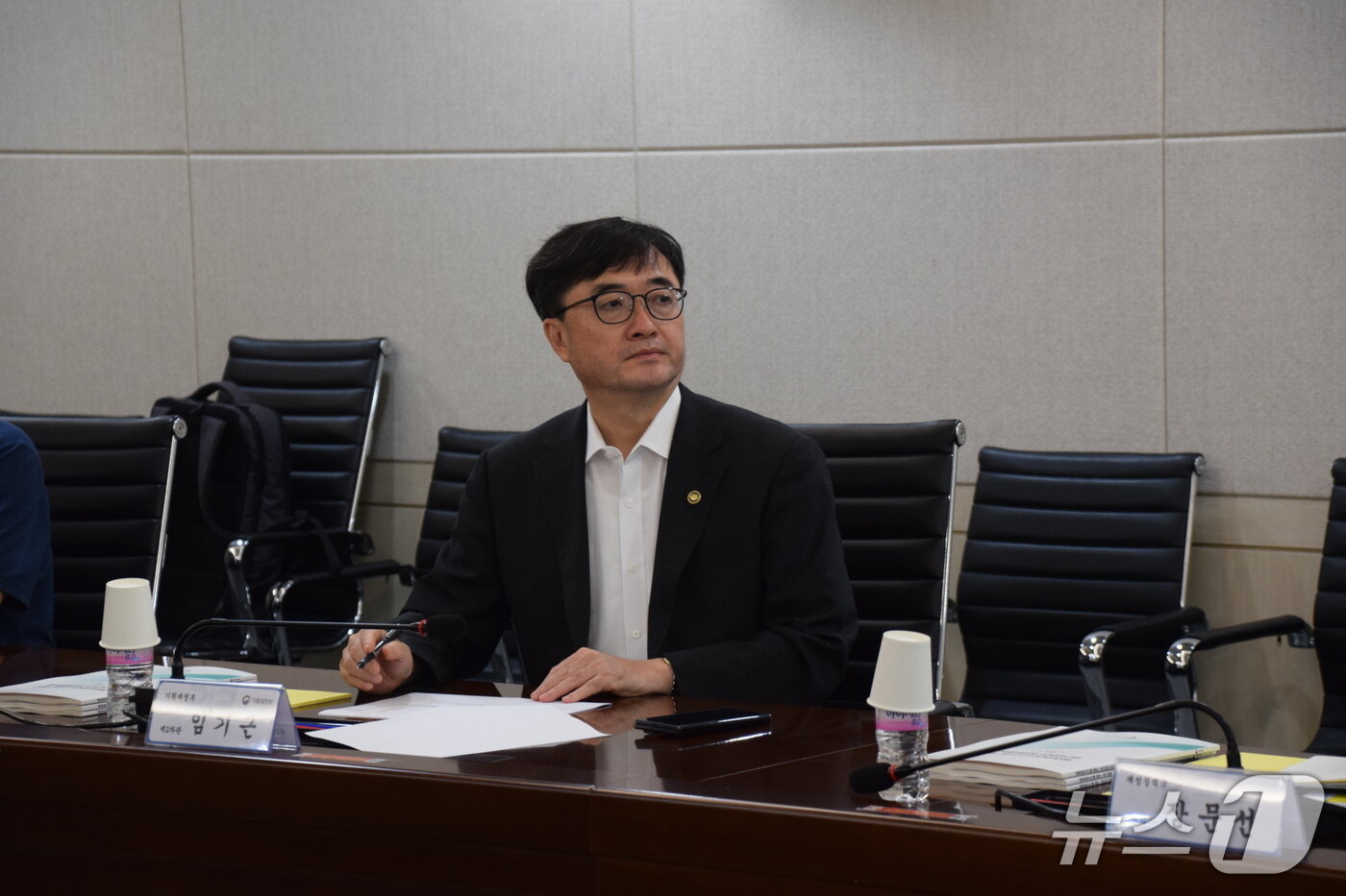 본문 이미지 - 27일 재정정보원에서 열린 &#39;위기상황대응본부&#39; 회의에서 임기근 기획재정부 2차관이 회의를 주재하고 있다&#40;기획재정부 제공&#41;. 2025.9.27/뉴스1