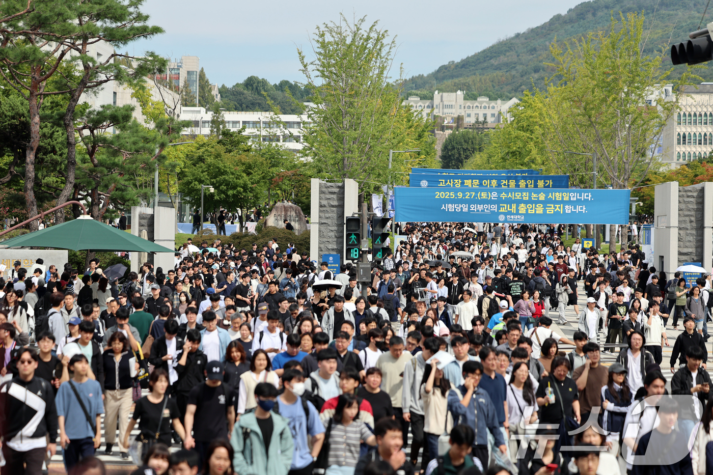 (서울=뉴스1) 황기선 기자 = 27일 오전 서울 서대문구 연세대학교 신촌캠퍼스에서 2026학년도 수시모집 논술고사를 마친 수험생들이 학교를 나서고 있다.  2025.9.27/뉴스 …