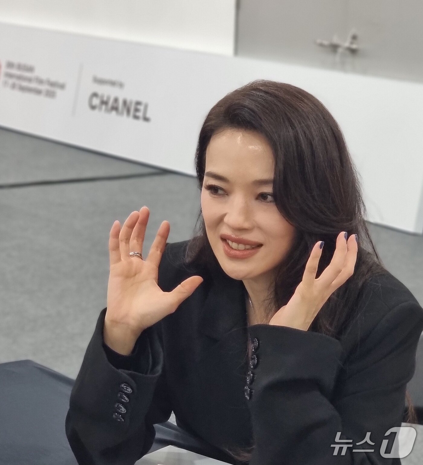 본문 이미지 - 26일 부산 해운대구 영화의전당에서 열린 제30회 부산국제영화제 폐막식에서 대만 배우 서기가 감독상을 수상한 뒤 기자들과 인터뷰를 하고 있다. 2025.9.26/뉴스1 ⓒ News1 임순택 기자