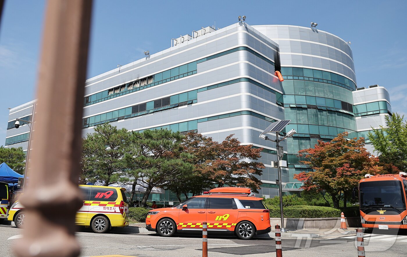 본문 이미지 - 27일 오전 대전 유성구 국가정보자원관리원 화재현장의 모습. 전산 자원을 통합 관리하는 행정안전부 산하 국가정보자원관리원에서 지난 26일 오후 배터리 교체 작업 중 화재가 발생, 정부 온라인 서비스 70개가 마비됐다. 2025.9.27/뉴스1 ⓒ News1 김진환 기자