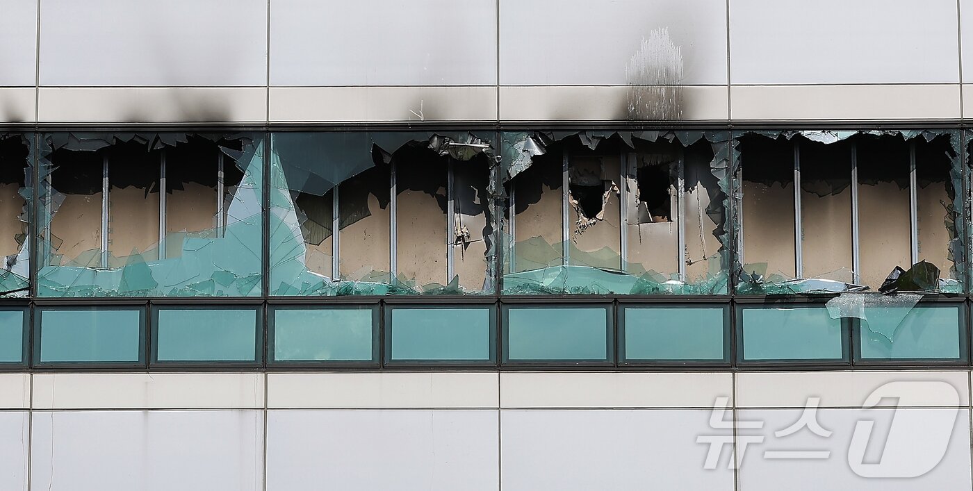 본문 이미지 - 27일 오전 대전 유성구 국가정보자원관리원 화재현장의 모습. 전산 자원을 통합 관리하는 행정안전부 산하 국가정보자원관리원에서 지난 26일 오후 배터리 교체 작업 중 화재가 발생, 정부 온라인 서비스 70개가 마비됐다. 2025.9.27/뉴스1 ⓒ News1 김진환 기자