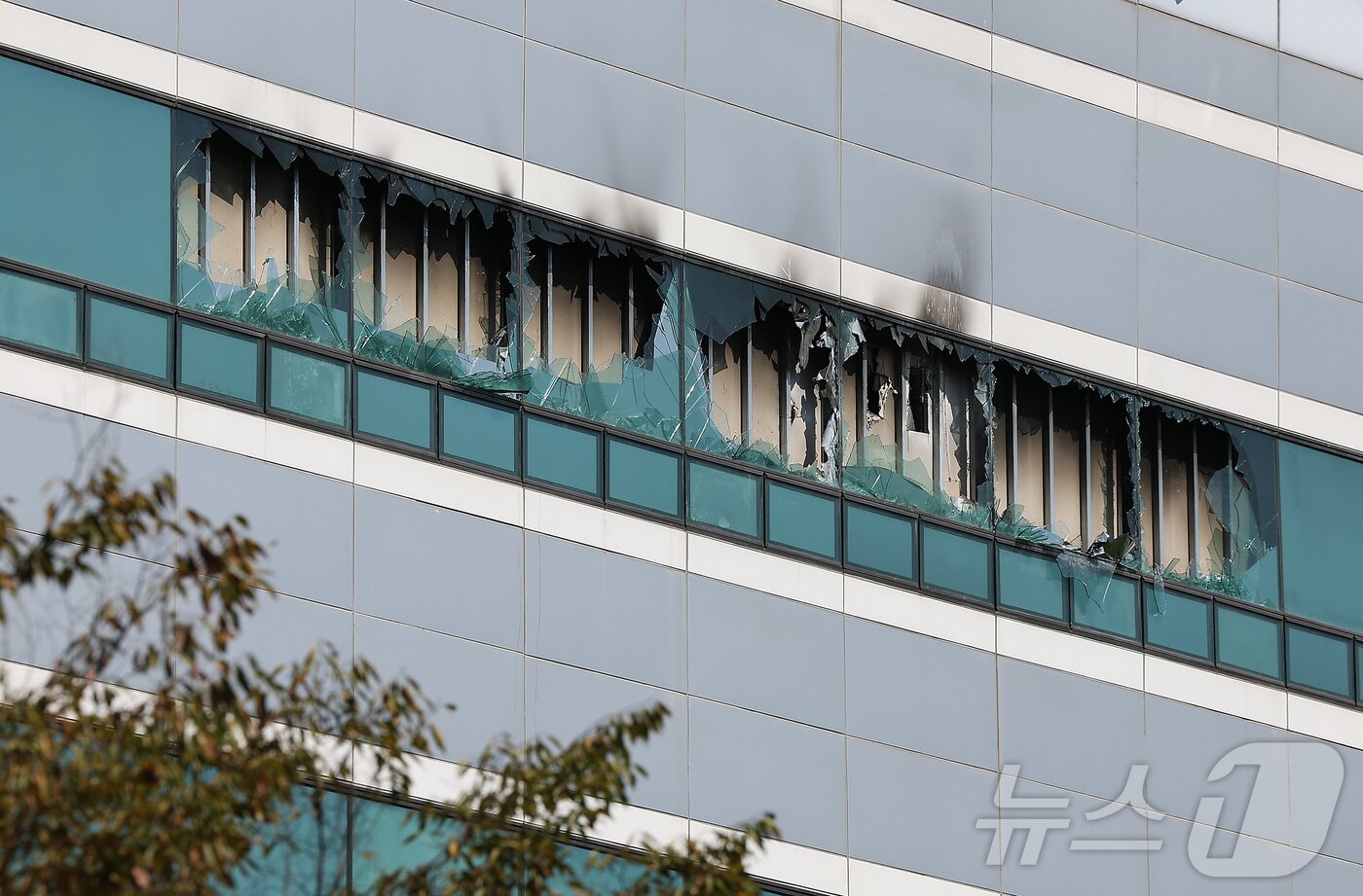 본문 이미지 - 27일 오전 대전 유성구 국가정보자원관리원 화재현장의 모습. 전산 자원을 통합 관리하는 행정안전부 산하 국가정보자원관리원에서 지난 26일 오후 배터리 교체 작업 중 화재가 발생, 정부 온라인 서비스 70개가 마비됐다. 2025.9.27/뉴스1 ⓒ News1 김진환 기자