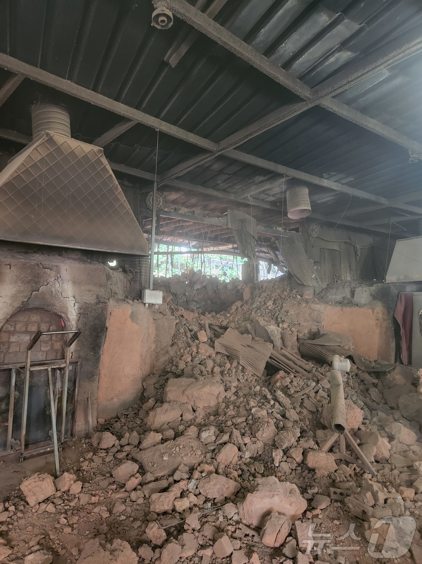 (양주=뉴스1) 배수아 기자 = 27일 경기 장흥면 숯가마 사우나에서 LPG 폭발 사고가 발생했다.이 사고로 60대 남성과 70대 남성, 50대 여성 등 3명이 중상을 입고 병원으 …