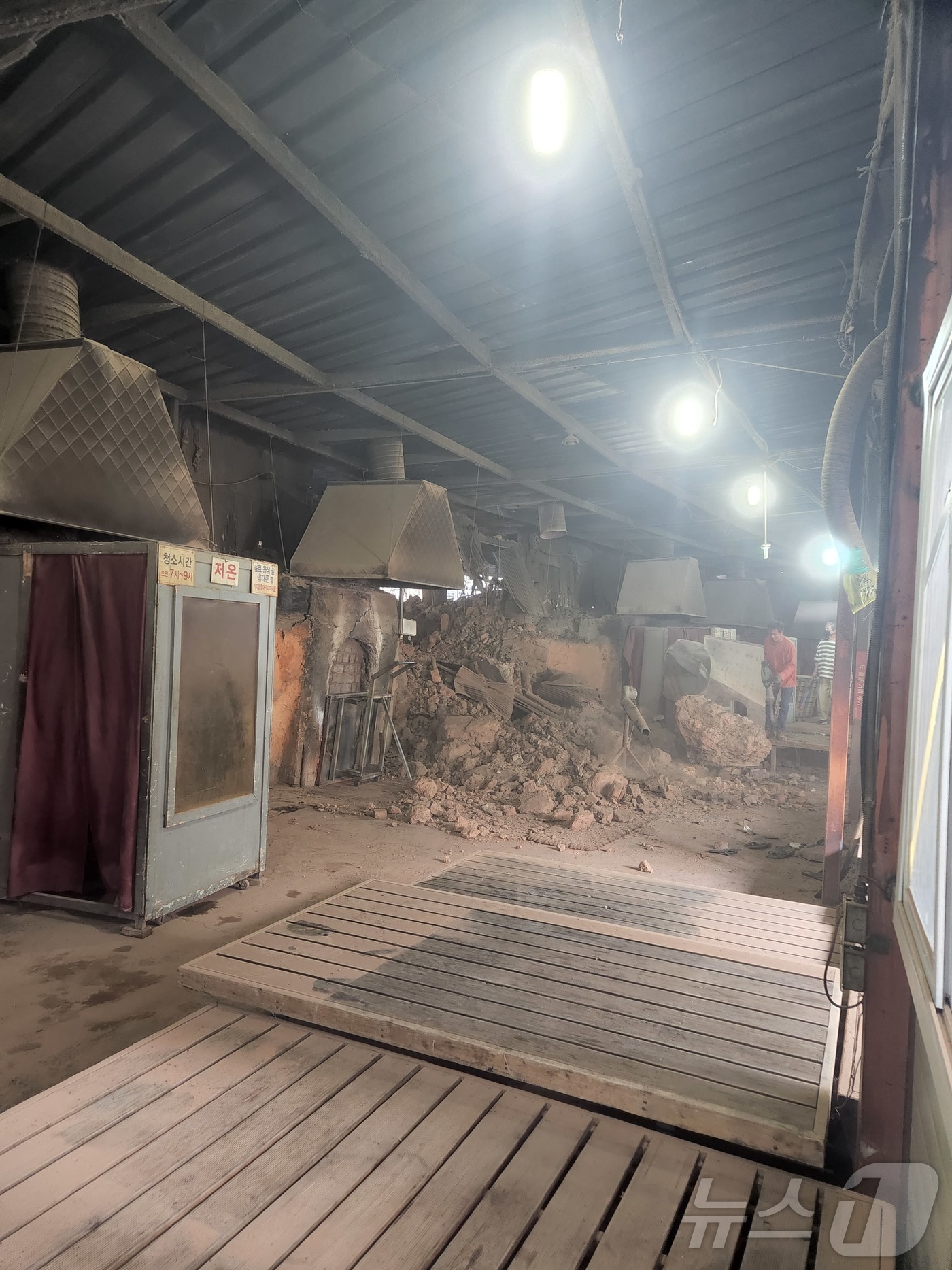 (양주=뉴스1) 배수아 기자 = 27일 경기 장흥면 숯가마 사우나에서 LPG 폭발 사고가 발생했다.이 사고로 60대 남성과 70대 남성, 50대 여성 등 3명이 중상을 입고 병원으 …