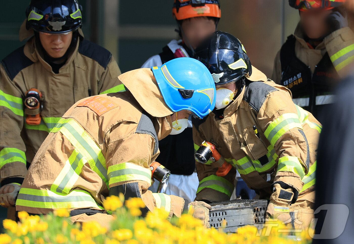 본문 이미지 - 27일 오전 대전 유성구 국가정보자원관리원 화재현장에서 소방당국 관계자들이 소실된 리튬이온배터리에 대한 반출 작업을 하고 있다. 2025.9.27/뉴스1 ⓒ News1 김진환 기자