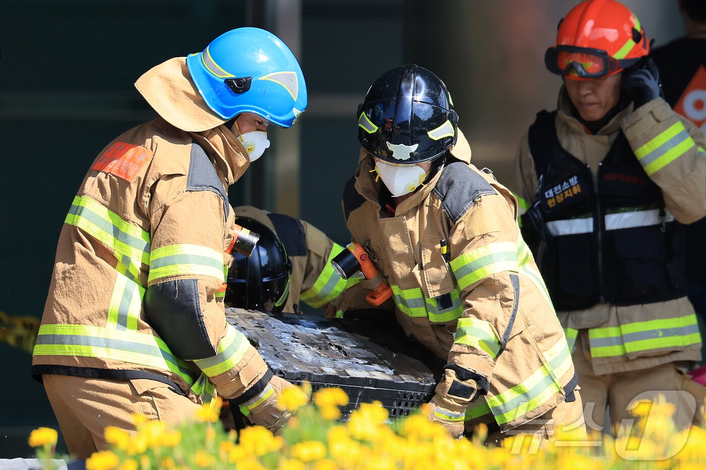 본문 이미지 - 27일 오전 대전 유성구 국가정보자원관리원 화재현장에서 소방당국 관계자들이 소실된 리튬이온배터리에 대한 반출 작업을 하고 있다. 2025.9.27/뉴스1 ⓒ News1 김진환 기자