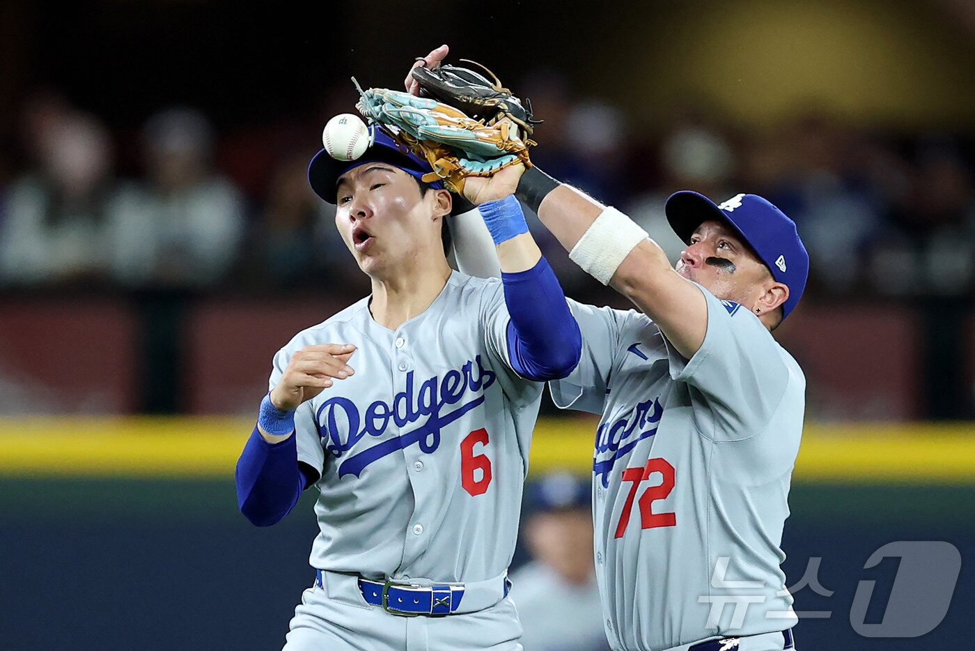 본문 이미지 - 다저스 김혜성(왼쪽)이 8회말 수비 도중 동료와 충돌하며 공을 놓치고 있다. ⓒ AFP=뉴스1