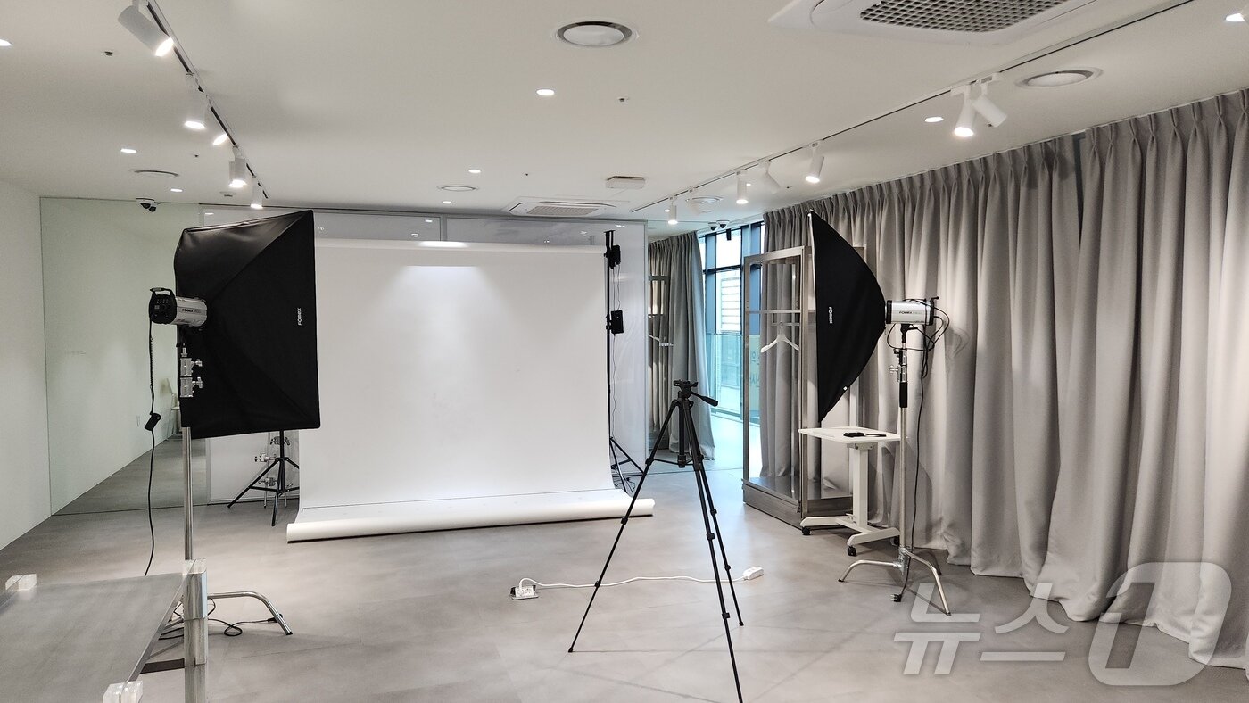 본문 이미지 - 한유원과 무신사가 협업하고 운영 중인 소담상회 성수. 스튜디오에서는 소상공인의 촬영을 돕는다. ⓒ 뉴스1 이재상 기자