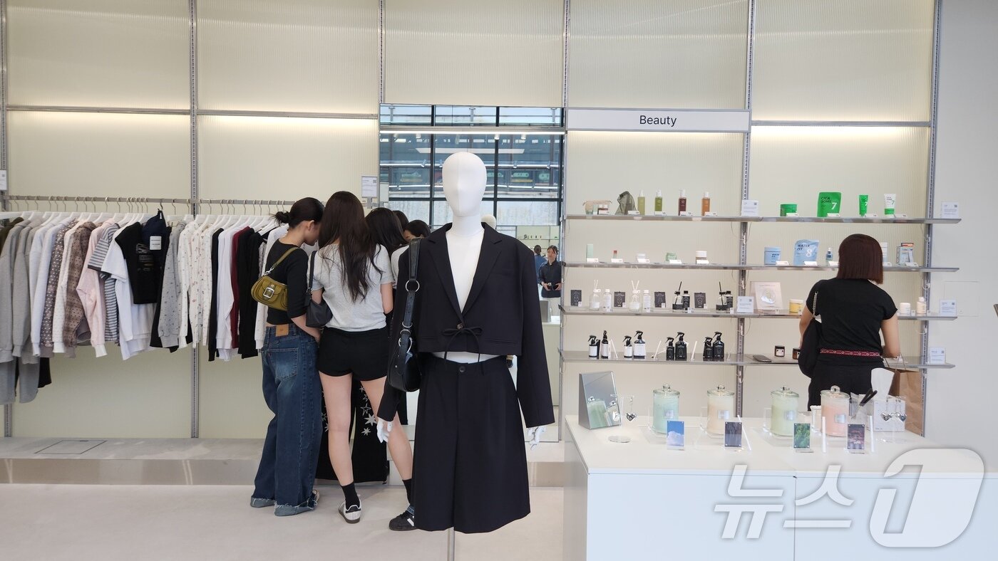 본문 이미지 - 한유원과 무신사가 협업하고 운영 중인 소담상회 성수를 찾은 고객들이 화장품과 의류를 살펴보고 있다. ⓒ 뉴스1 이재상 기자