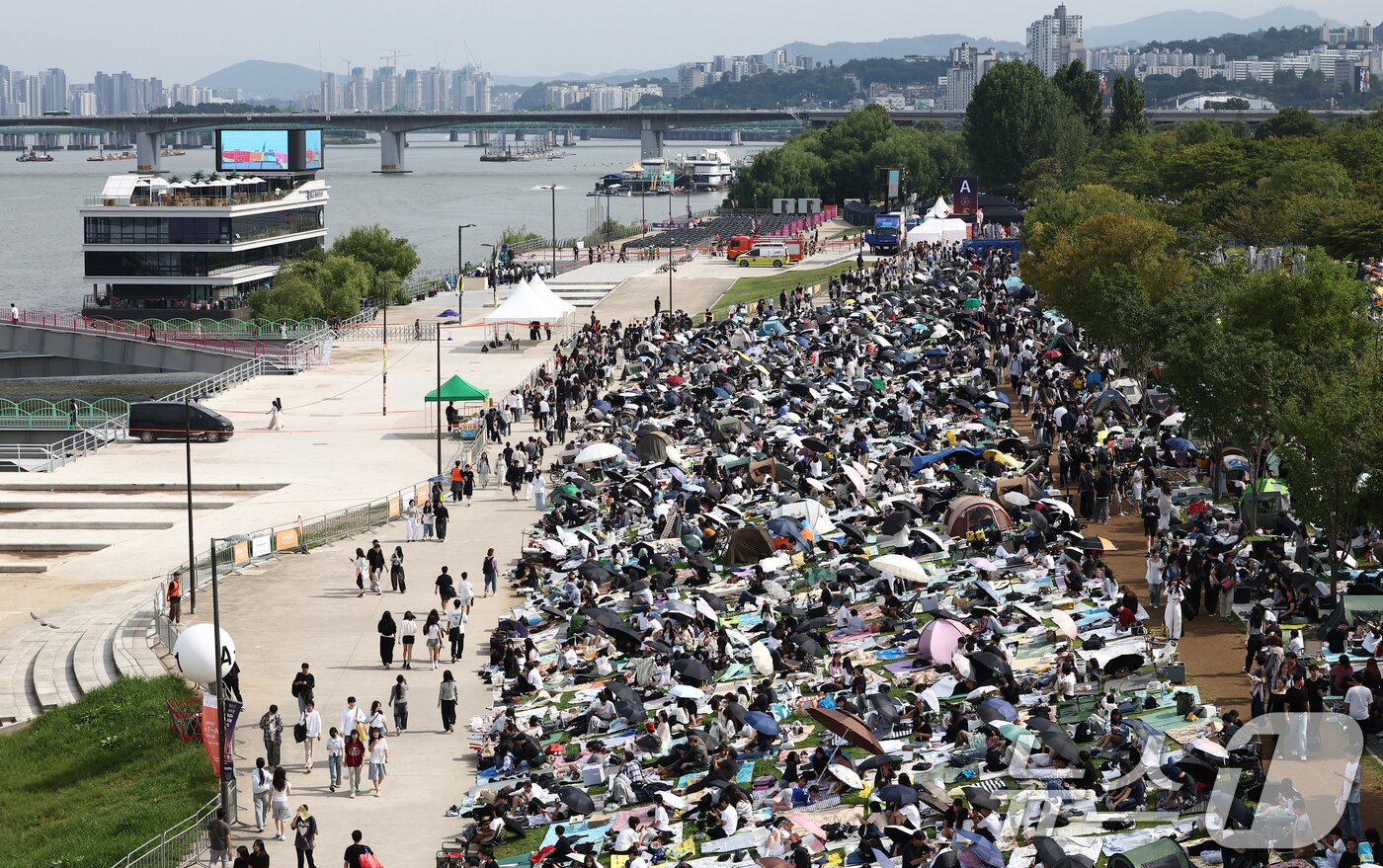 본문 이미지 - 서울세계불꽃축제 2025가 열리는 27일 서울 여의도 한강공원에서 시민들이 돗자리를 펴두고 자리를 선점하고 있다. 2025.9.27/뉴스1 ⓒ News1 김민지 기자