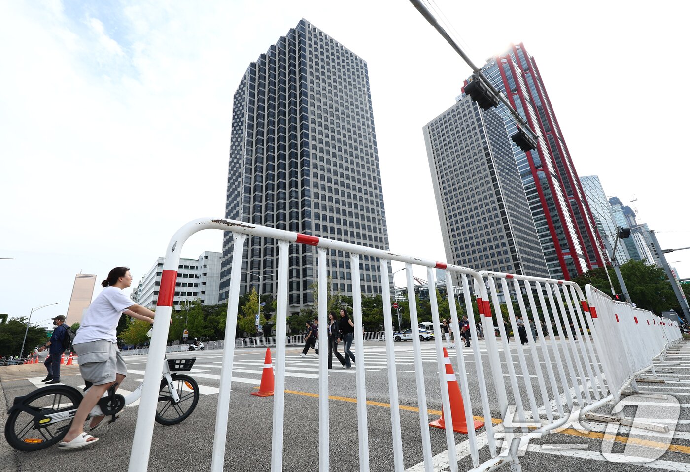 본문 이미지 - 서울세계불꽃축제 2025가 열리는 27일 서울 여의도 한강공원 인근이 통제되고 있다. 2025.9.27/뉴스1 ⓒ News1 김민지 기자