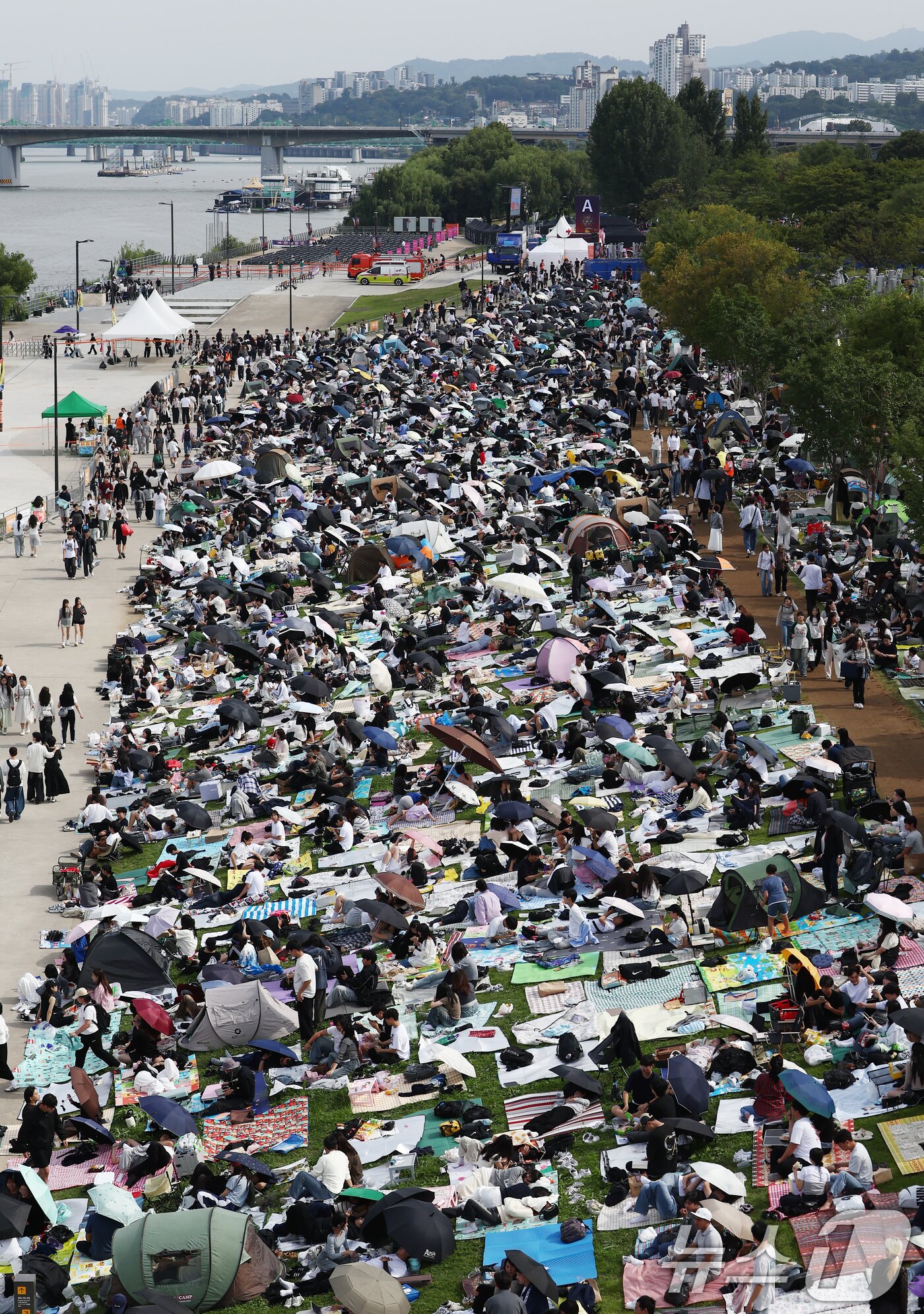 본문 이미지 - 서울세계불꽃축제 2025가 열리는 27일 서울 여의도 한강공원에서 시민들이 돗자리를 펴두고 자리를 선점하고 있다. 2025.9.27/뉴스1 ⓒ News1 김민지 기자