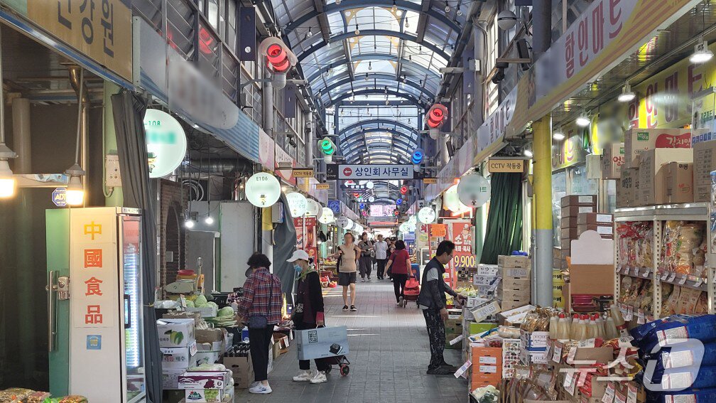 본문 이미지 -  26일 오후 서울 관악구 신사시장 모습. 2025.09.27/뉴스1 ⓒ News1 이정환 기자