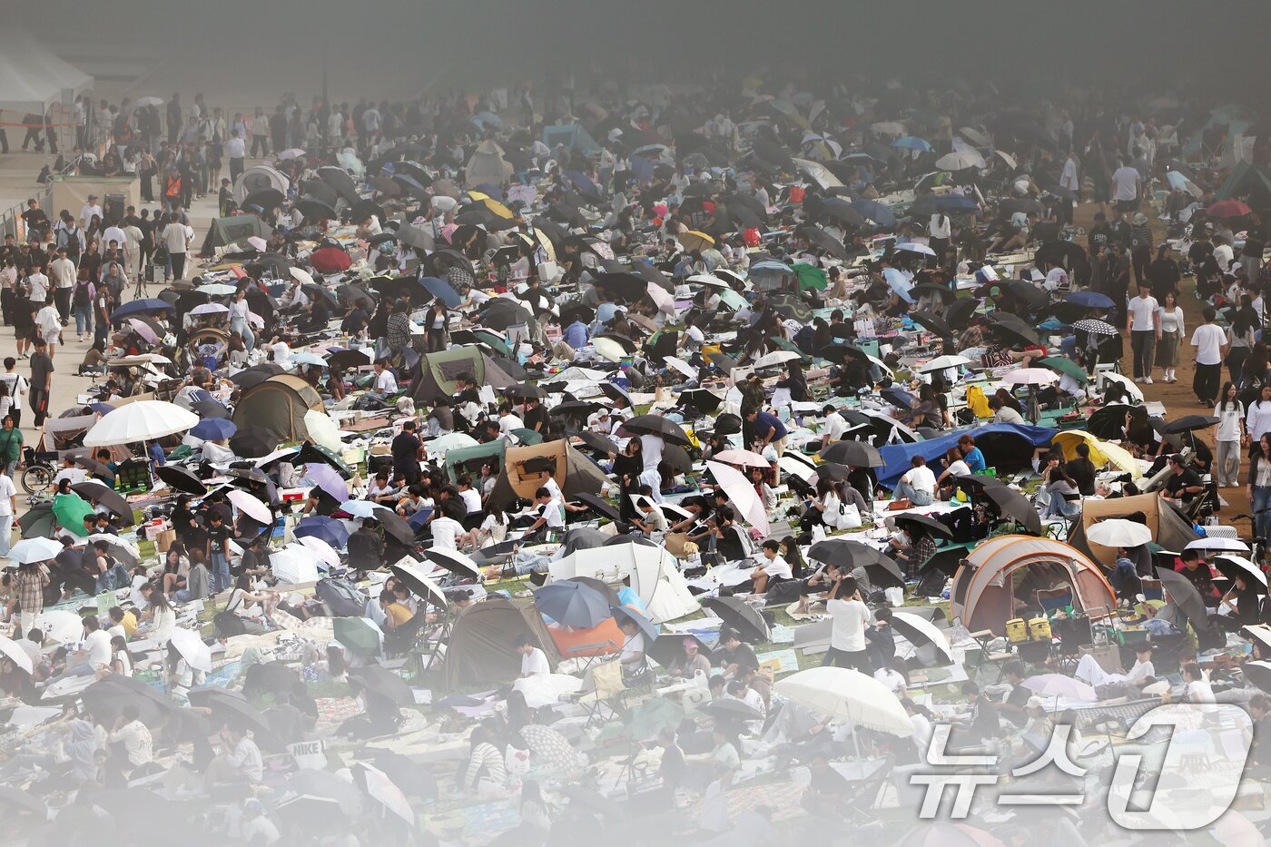 본문 이미지 - 서울세계불꽃축제 2025가 열리는 27일 서울 여의도 한강공원에서 시민들이 돗자리를 펴두고 자리를 선점하고 있다. 2025.9.27/뉴스1 ⓒ News1 김민지 기자