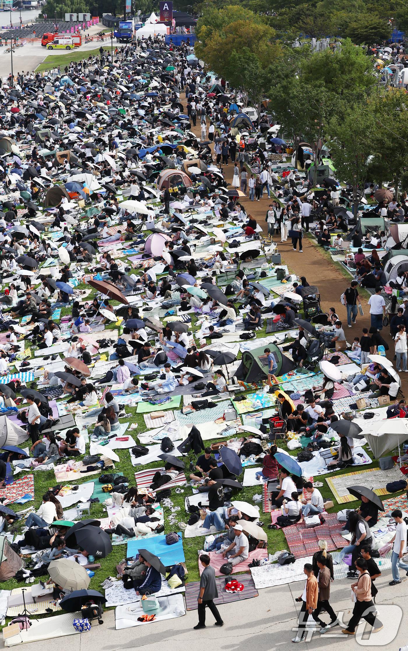 (서울=뉴스1) 김민지 기자 = 서울세계불꽃축제 2025가 열리는 27일 서울 여의도 한강공원에서 시민들이 돗자리를 펴두고 자리를 선점하고 있다. 2025.9.27/뉴스1