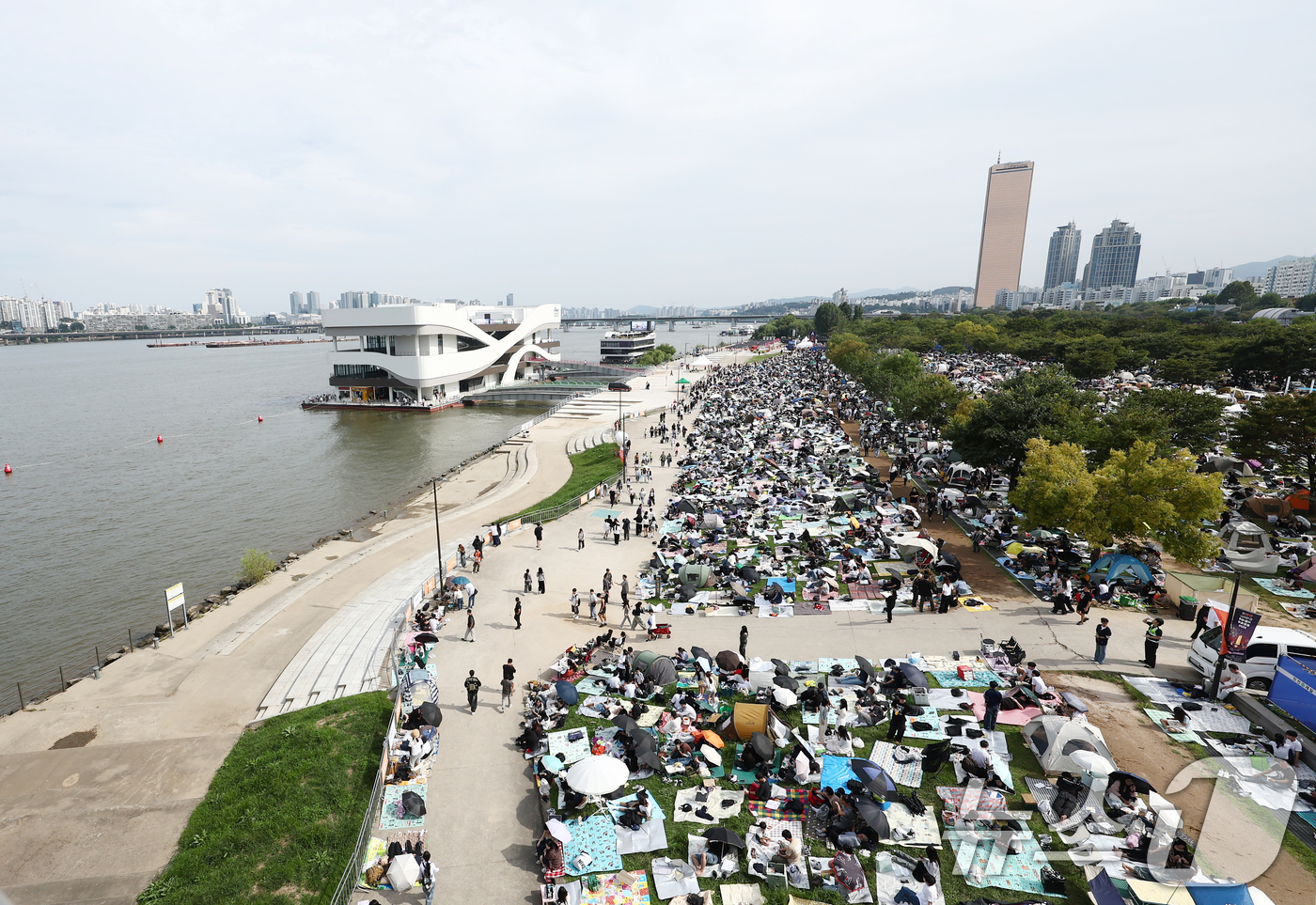 (서울=뉴스1) 김민지 기자 = 서울세계불꽃축제 2025가 열리는 27일 서울 여의도 한강공원에서 시민들이 돗자리를 펴두고 자리를 선점하고 있다. 2025.9.27/뉴스1