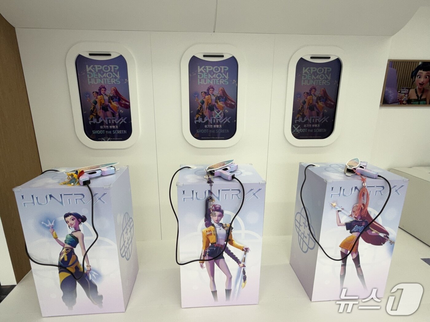 본문 이미지 - 헌트릭스 멤버 루미·미라·조이가 악령과 격돌하던 기내를 재현한 전용기 세트ⓒ News1 윤슬빈 기자