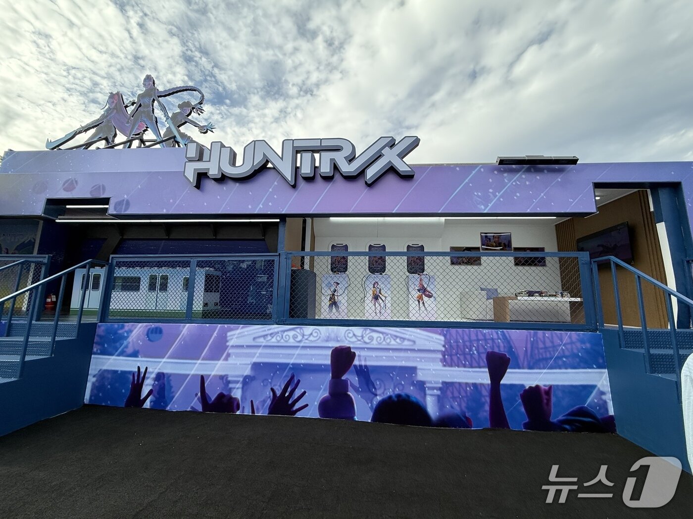 본문 이미지 - 헌트릭스 멤버 루미·미라·조이가 악령과 격돌하던 기내를 재현한 전용기 세트ⓒ News1 윤슬빈 기자