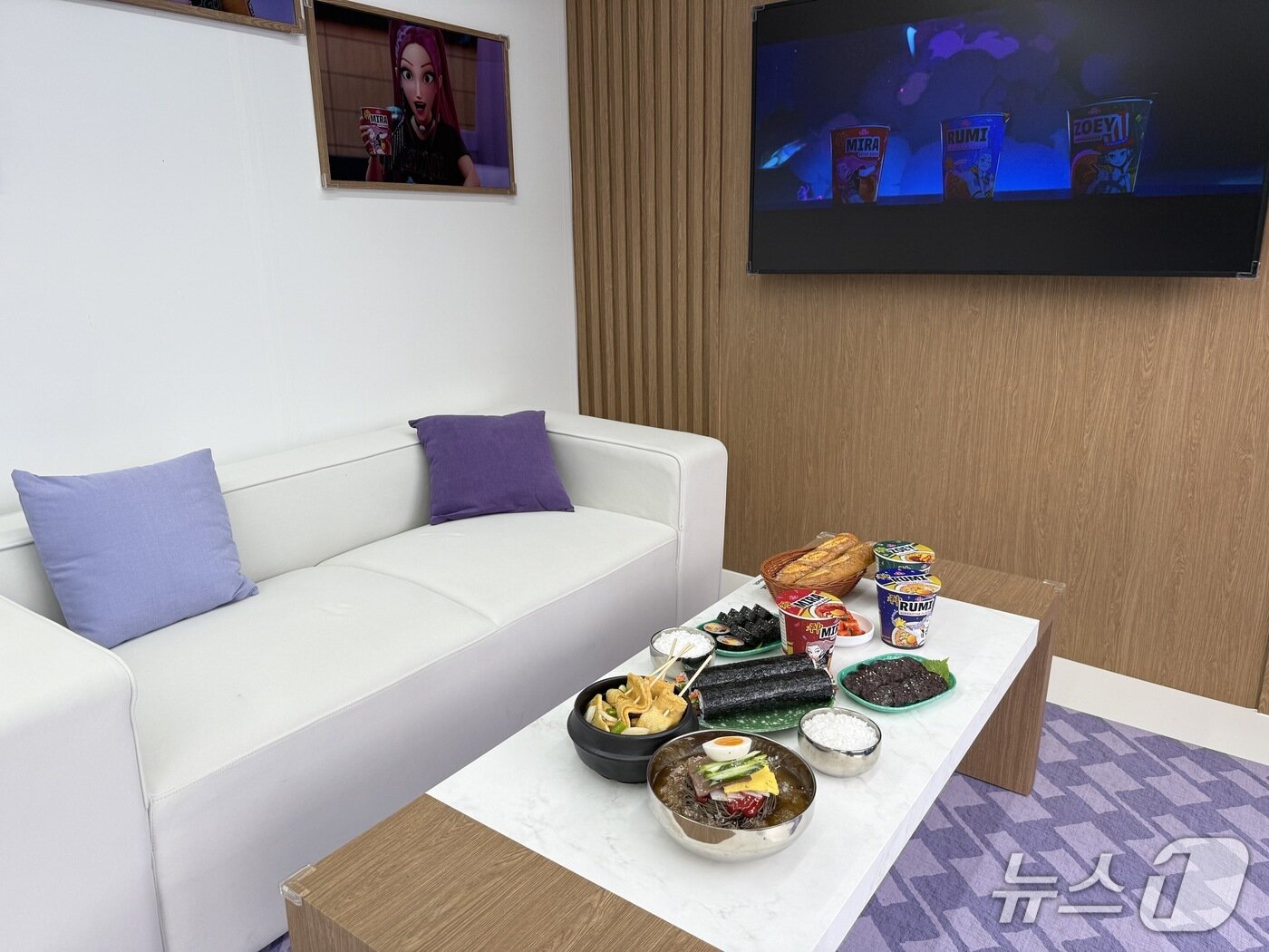 본문 이미지 - 헌트릭스 멤버 루미·미라·조이가 악령과 격돌하던 기내를 재현한 전용기 세트ⓒ News1 윤슬빈 기자