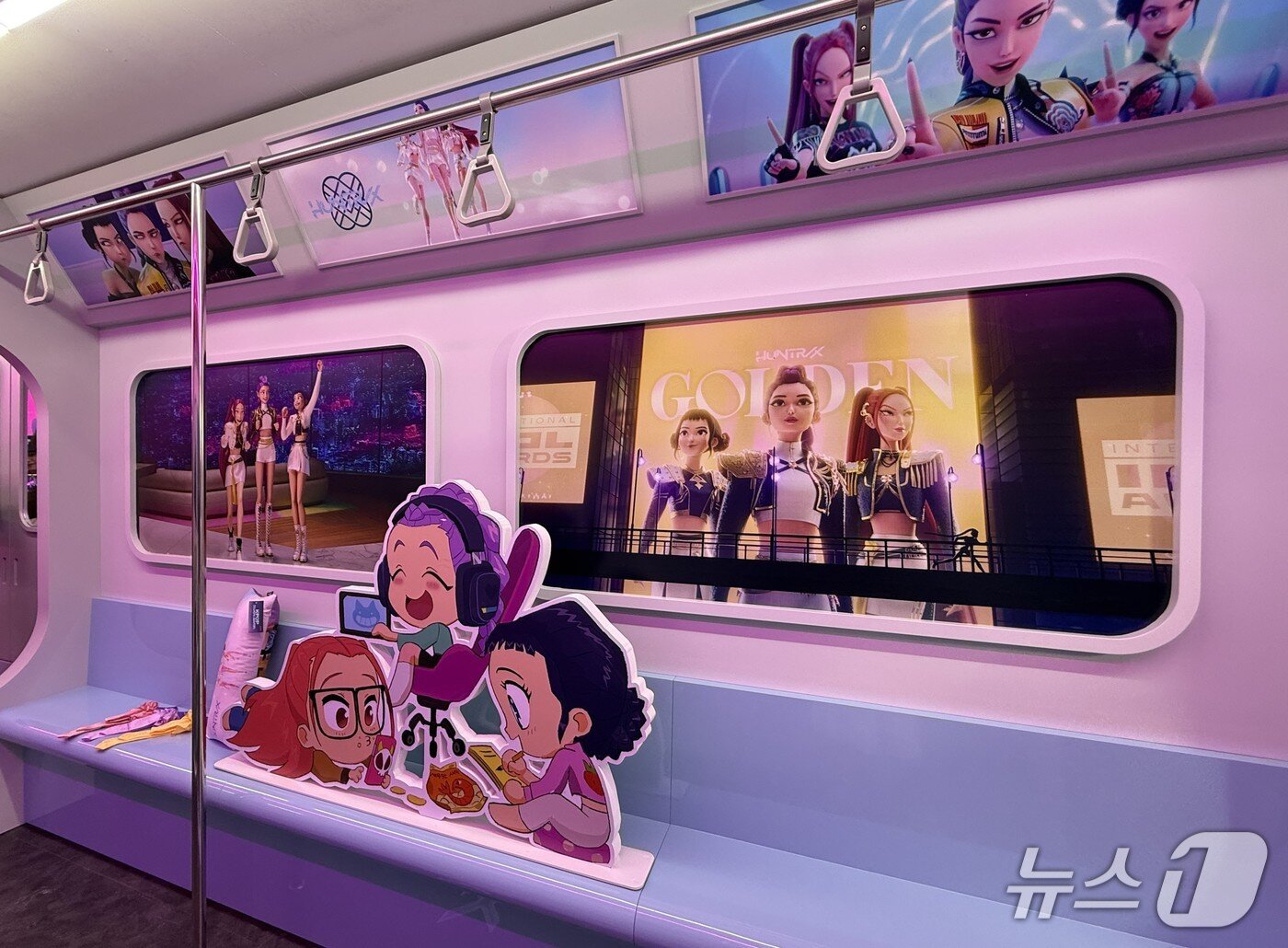 본문 이미지 - 굿즈숍에서 38종의 한정판 에버랜드X케이팝 데몬 헌터스 협업 상품을 판매한다.ⓒ News1 윤슬빈 기자