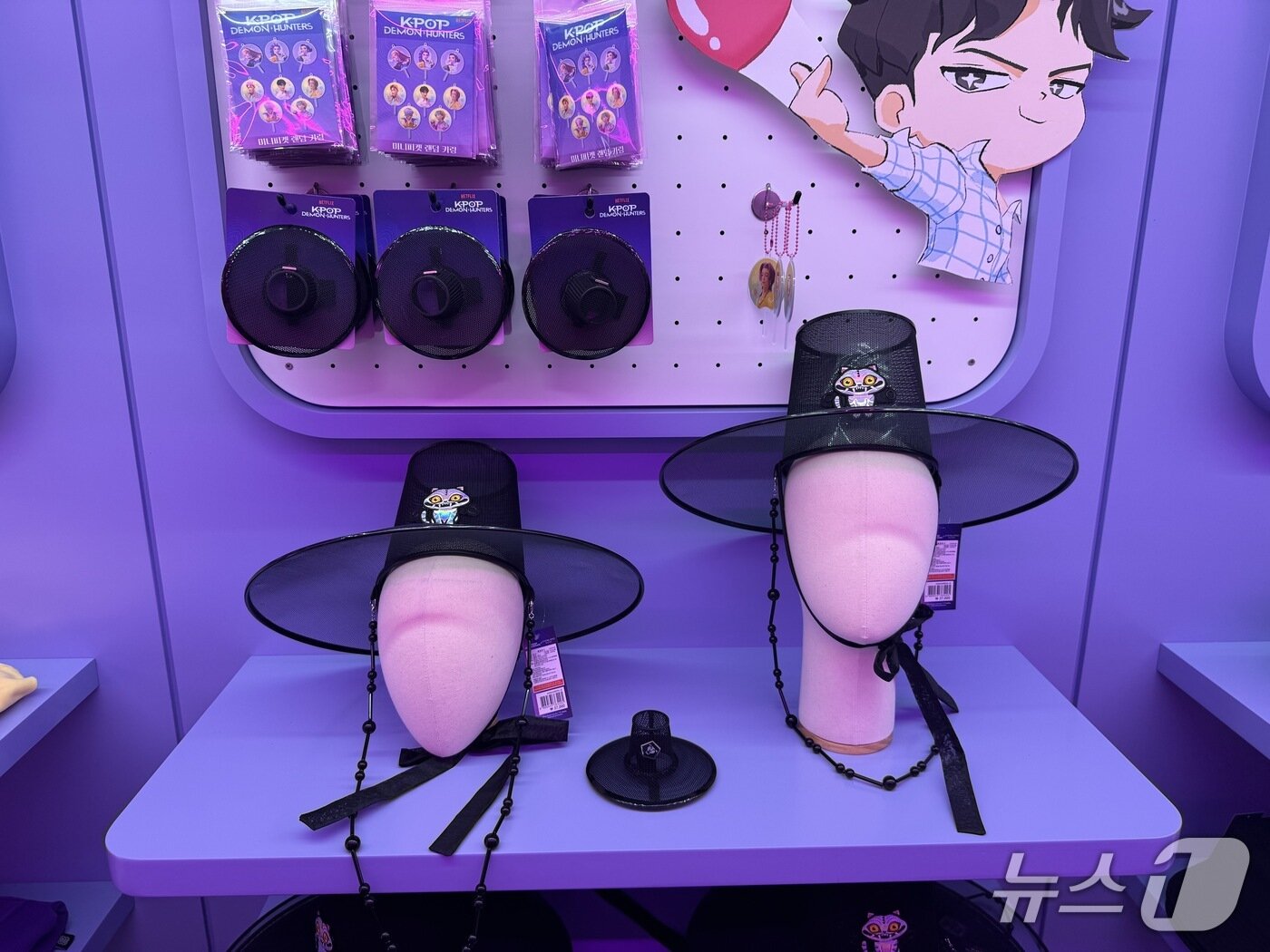 본문 이미지 - 굿즈숍에서 38종의 한정판 에버랜드X케이팝 데몬 헌터스 협업 상품을 판매한다.ⓒ News1 윤슬빈 기자