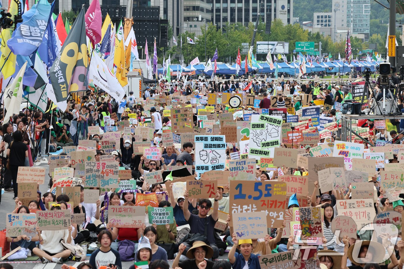 본문 이미지 - 27일 오후 서울 종로구 동십자각 앞에서 열린 &#39;927 기후정의행진&#39;에서 참석자들이 구호를 외치고 있다. 2025.9.27/뉴스1 ⓒ News1 황기선 기자