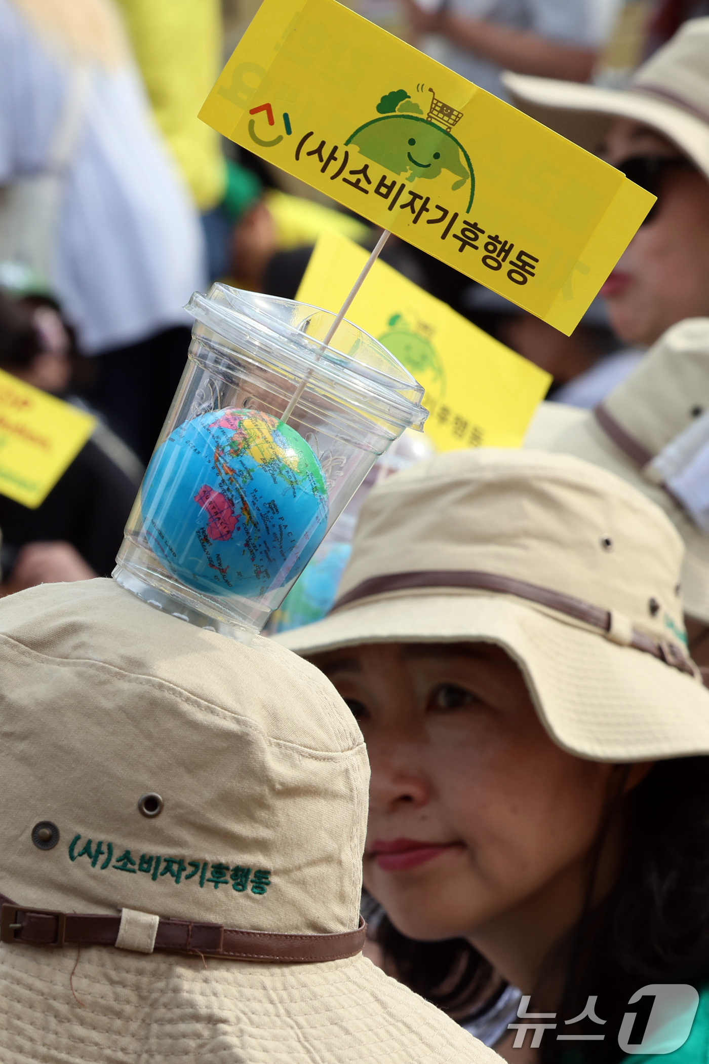 (서울=뉴스1) 황기선 기자 = 27일 오후 서울 종로구 동십자각 앞에서 열린 '927 기후정의행진'에서 참석자들이 자리하고 있다. 2025.9.27/뉴스1