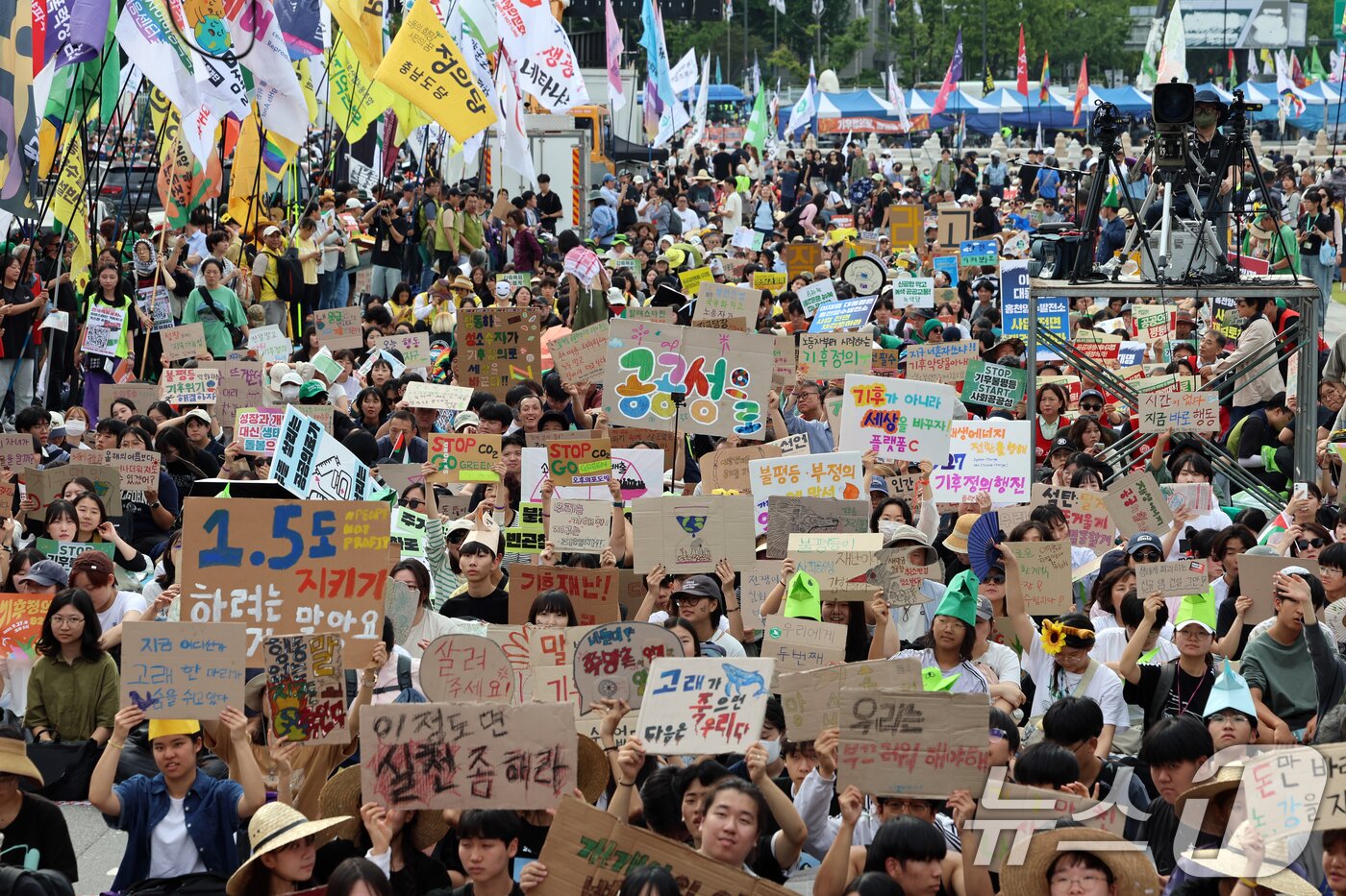 본문 이미지 - 27일 오후 서울 종로구 동십자각 앞에서 열린 '927 기후정의행진'에서 참석자들이 구호를 외치고 있다. 2025.9.27/뉴스1 ⓒ News1 황기선 기자