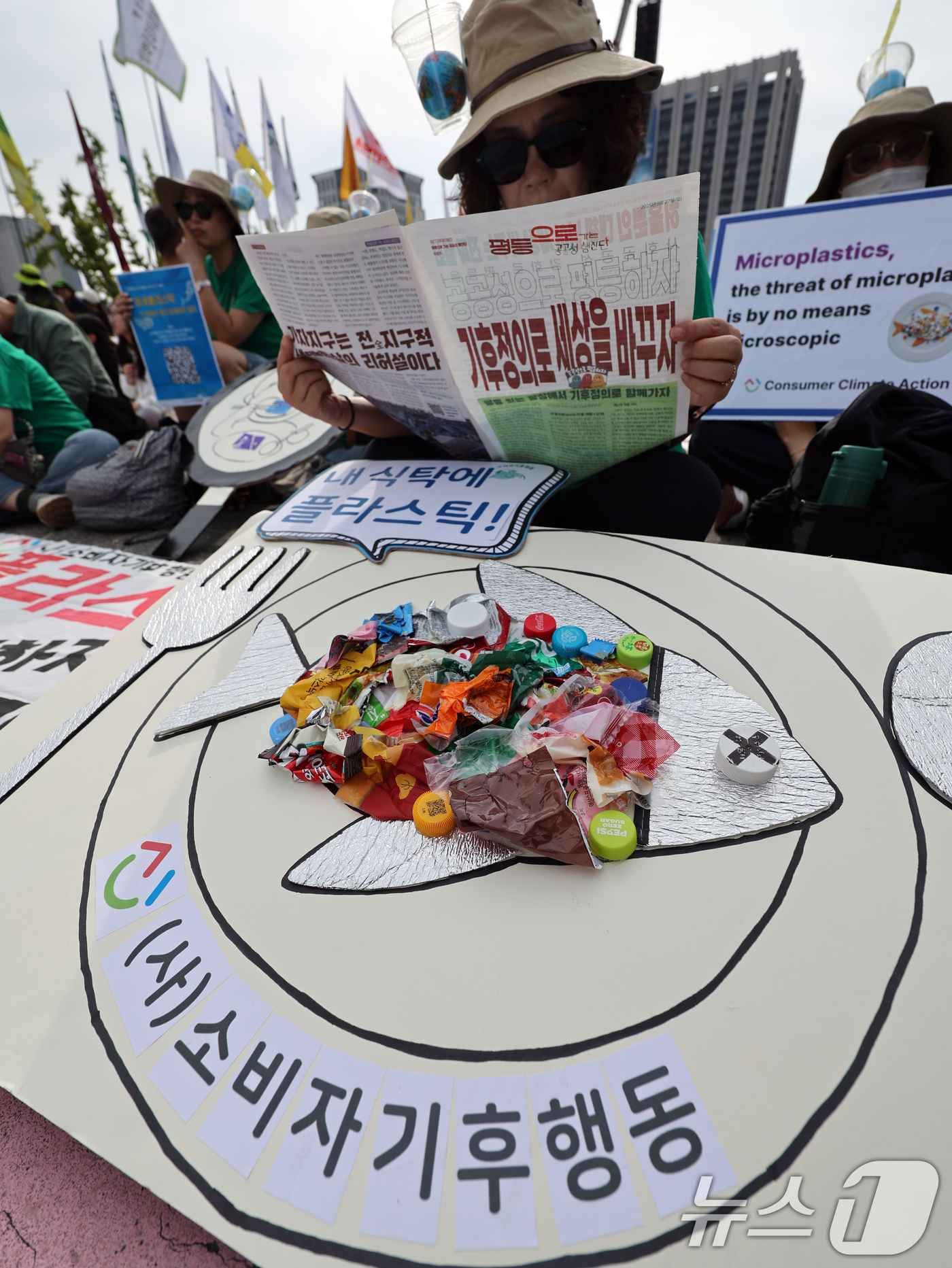 (서울=뉴스1) 황기선 기자 = 27일 오후 서울 종로구 동십자각 앞에서 열린 '927 기후정의행진'에서 참석자들이 자리하고 있다. 2025.9.27/뉴스1