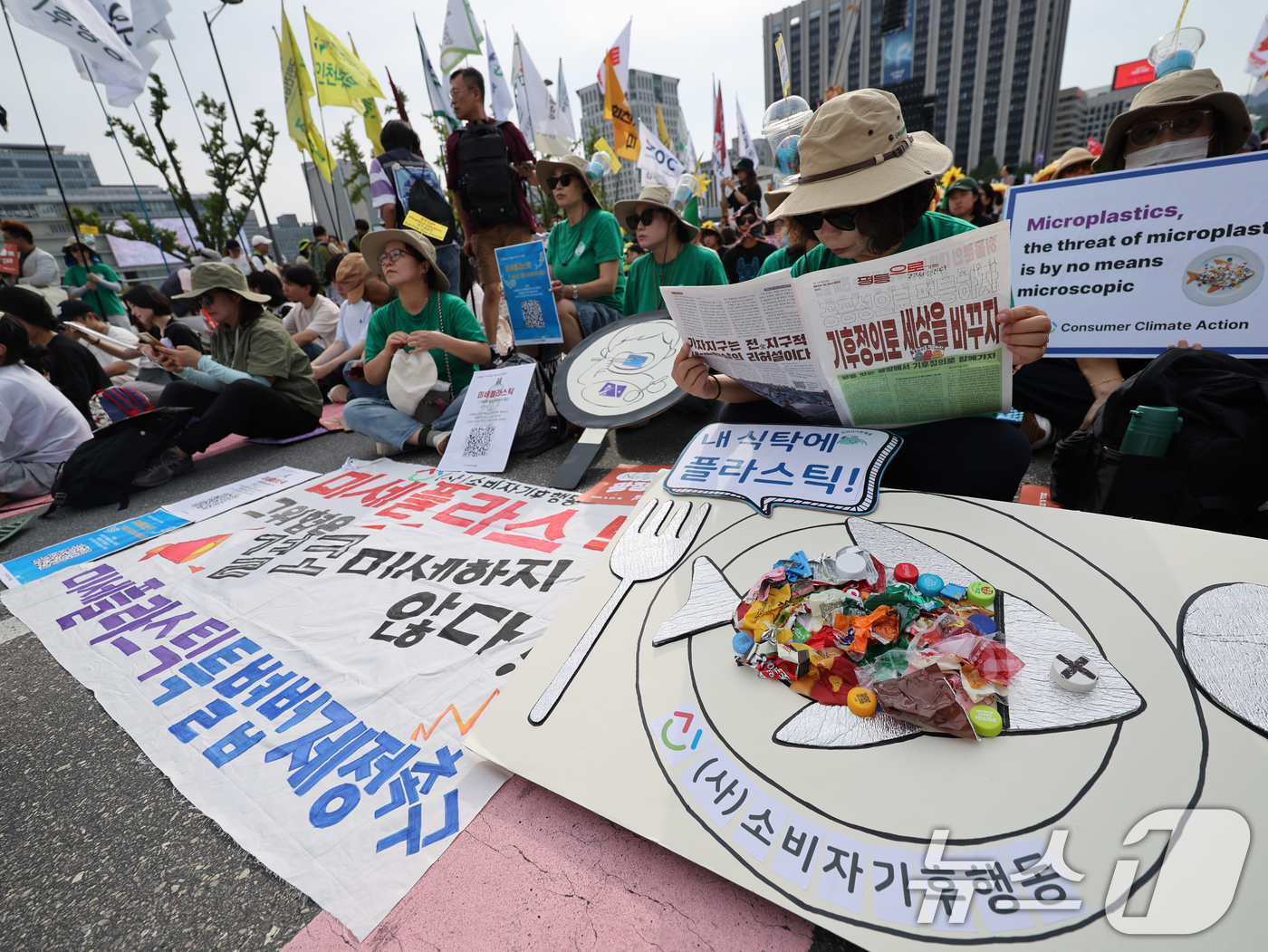 (서울=뉴스1) 황기선 기자 = 27일 오후 서울 종로구 동십자각 앞에서 열린 '927 기후정의행진'에서 참석자들이 자리하고 있다.  2025.9.27/뉴스1