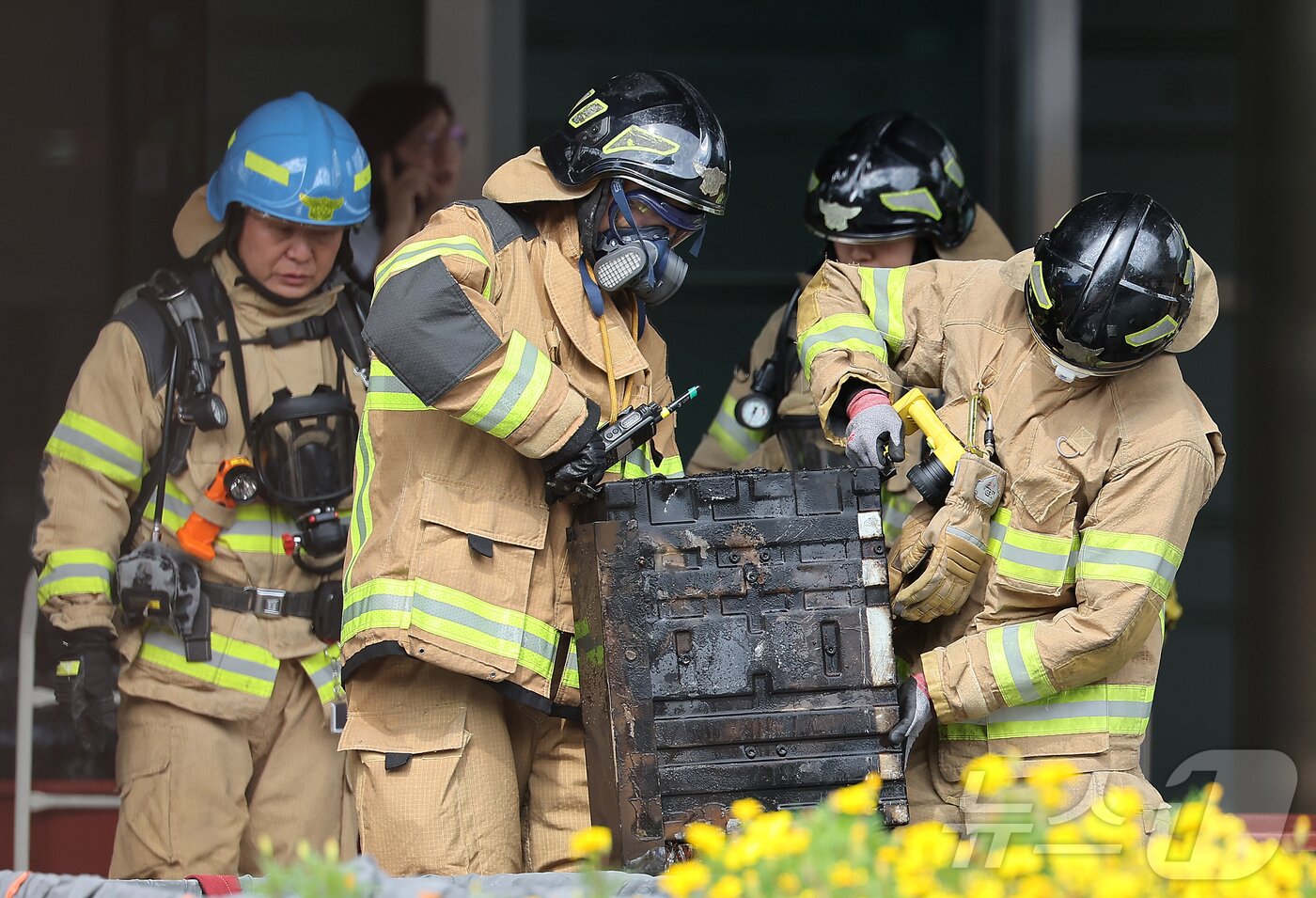 본문 이미지 - 27일 오후 대전 유성구 국가정보자원관리원 화재현장에서 소방당국 관계자들이 소실된 리튬이온배터리에 대한 반출 작업을 하고 있다. 전산 자원을 통합 관리하는 행정안전부 산하 국가정보자원관리원에서 지난 26일 오후 배터리 교체 작업 중 화재가 발생, 정부 온라인 서비스 70개가 마비됐다. 2025.9.27/뉴스1 ⓒ News1 김진환 기자